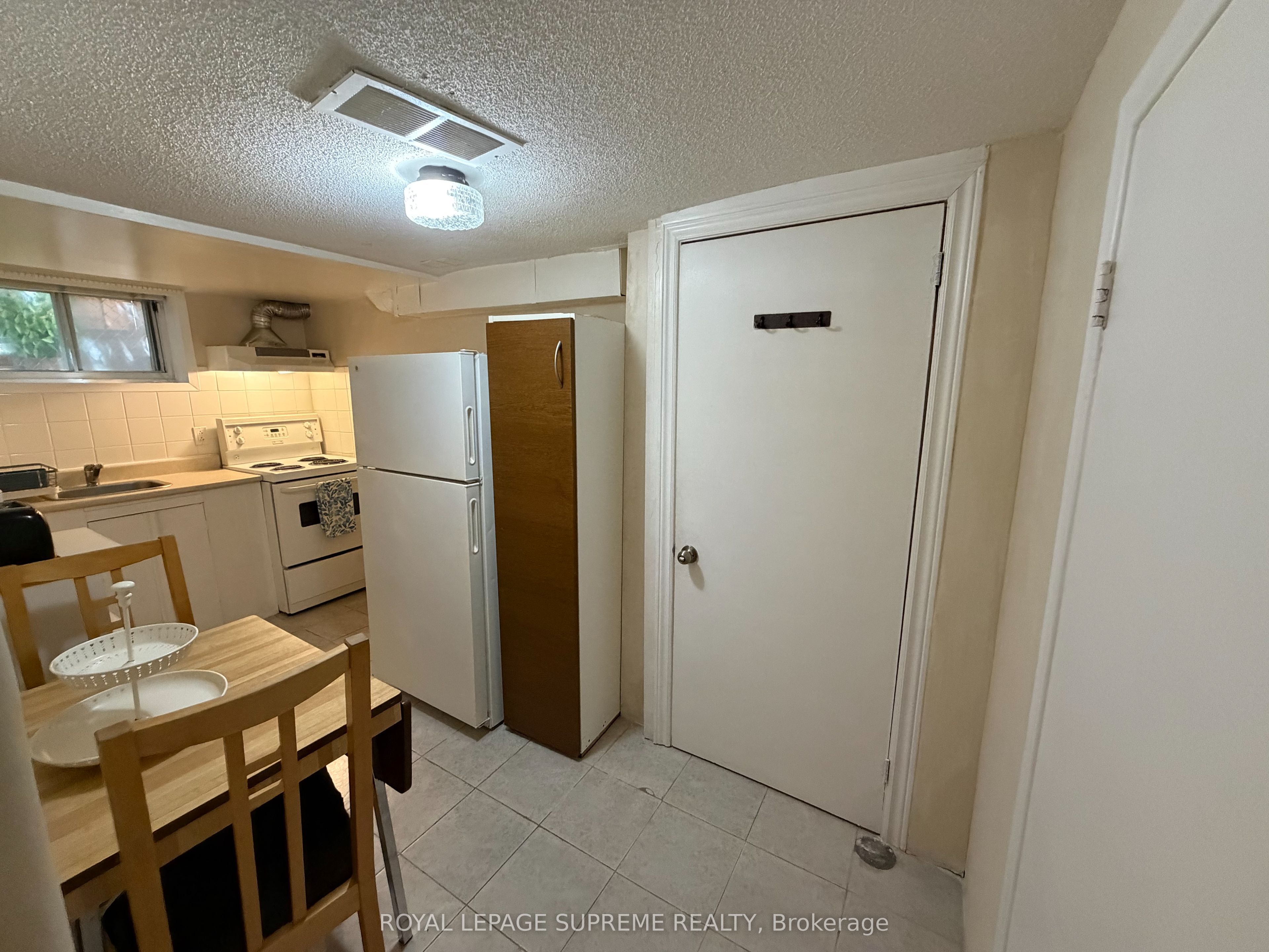 1074 Briar Hill Avenue Bsmt, Toronto, ON M6B 1M7 photo 4