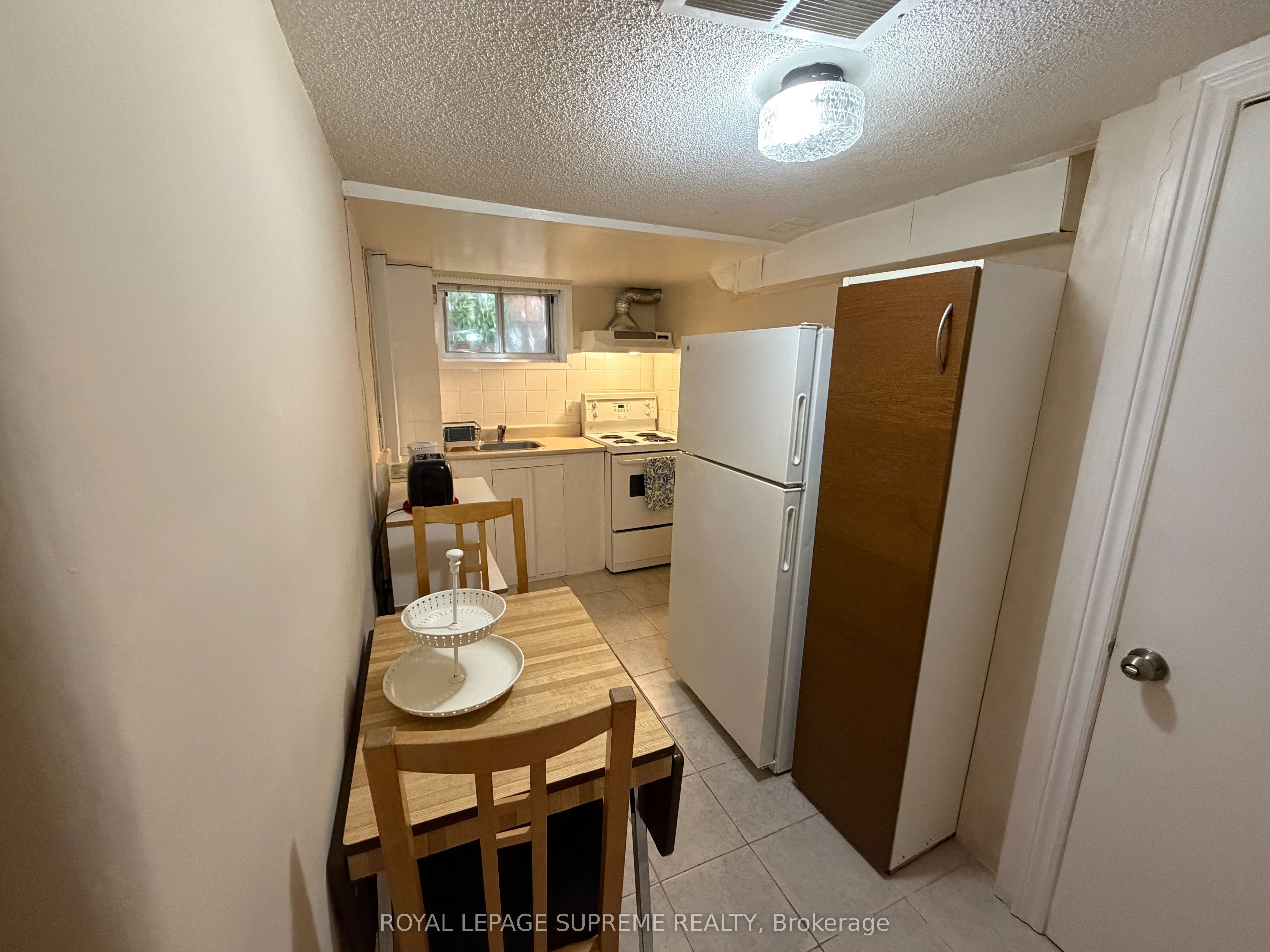 1074 Briar Hill Avenue Bsmt, Toronto, ON M6B 1M7 photo 5