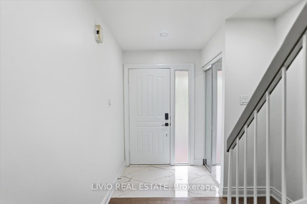 4002 Brandon Gate Drive, Mississauga, ON L4T 3N4 photo 2