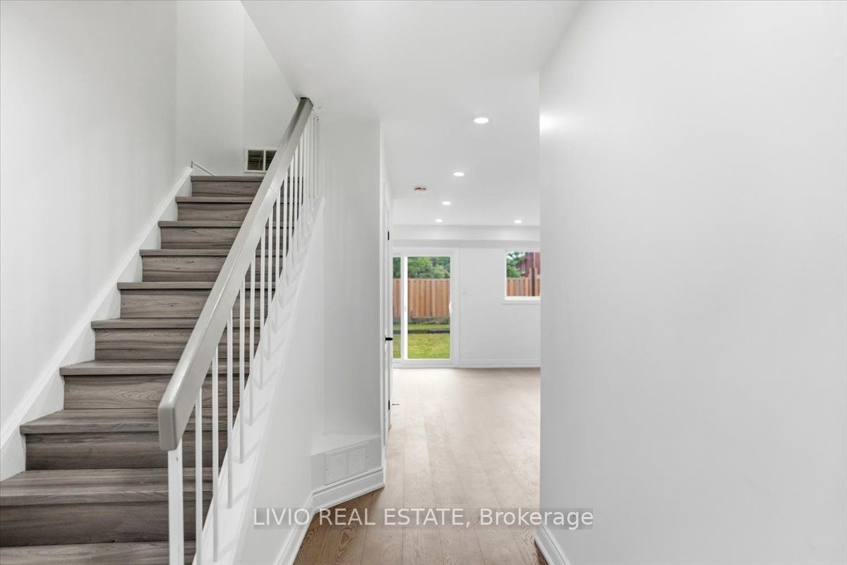 4002 Brandon Gate Drive, Mississauga, ON L4T 3N4 photo 3