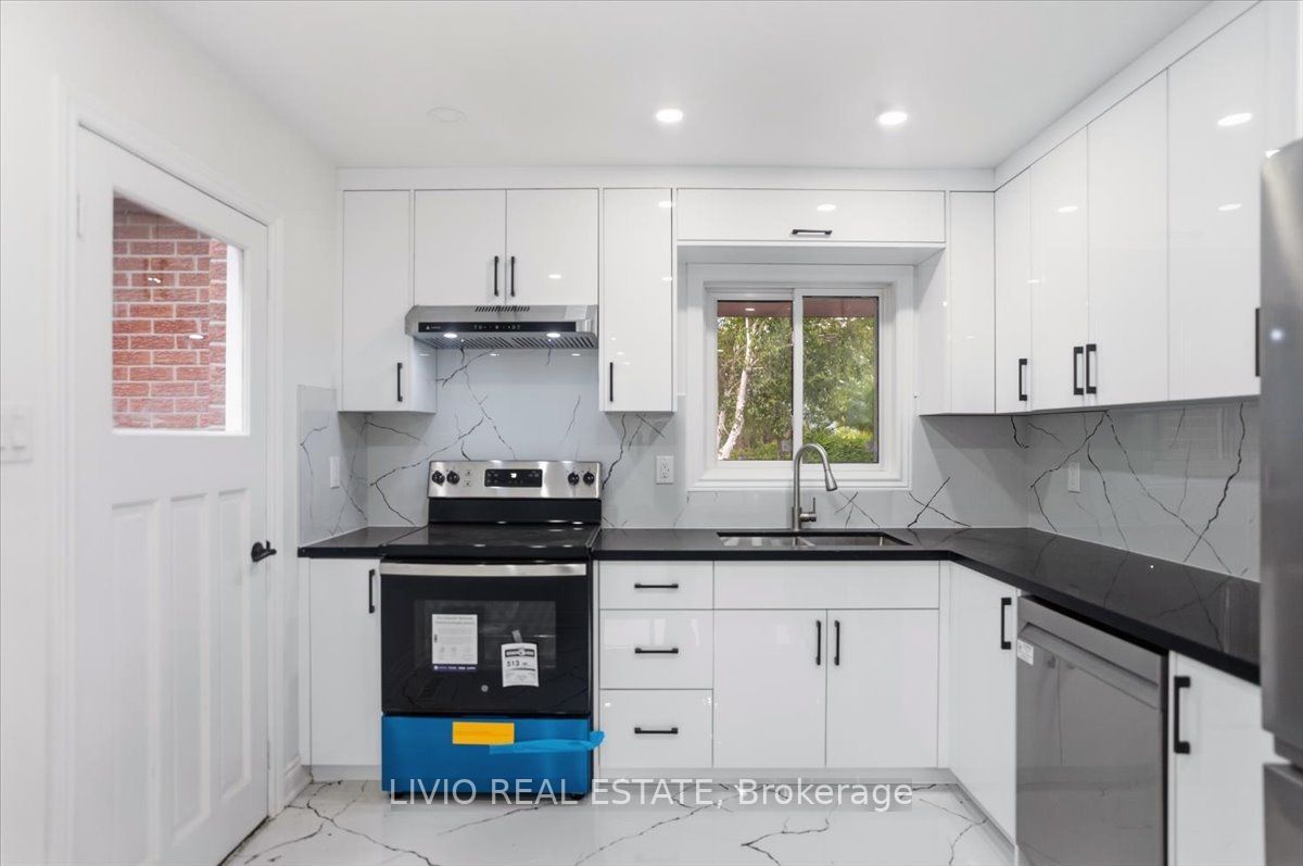 4002 Brandon Gate Drive, Mississauga, ON L4T 3N4 photo 5