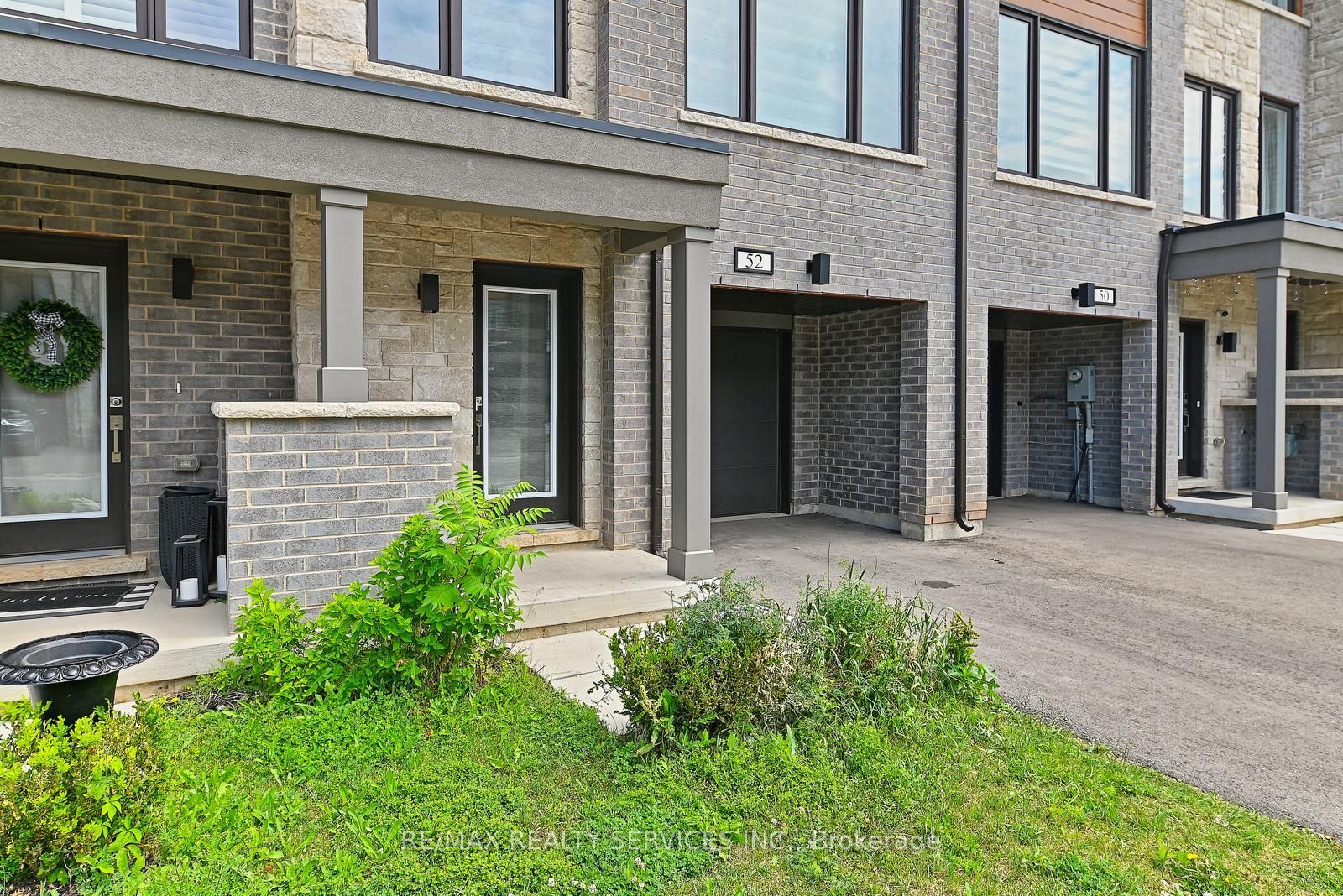 52 Humberstone Drive, Halton Hills, ON L7G 0P6 photo 2