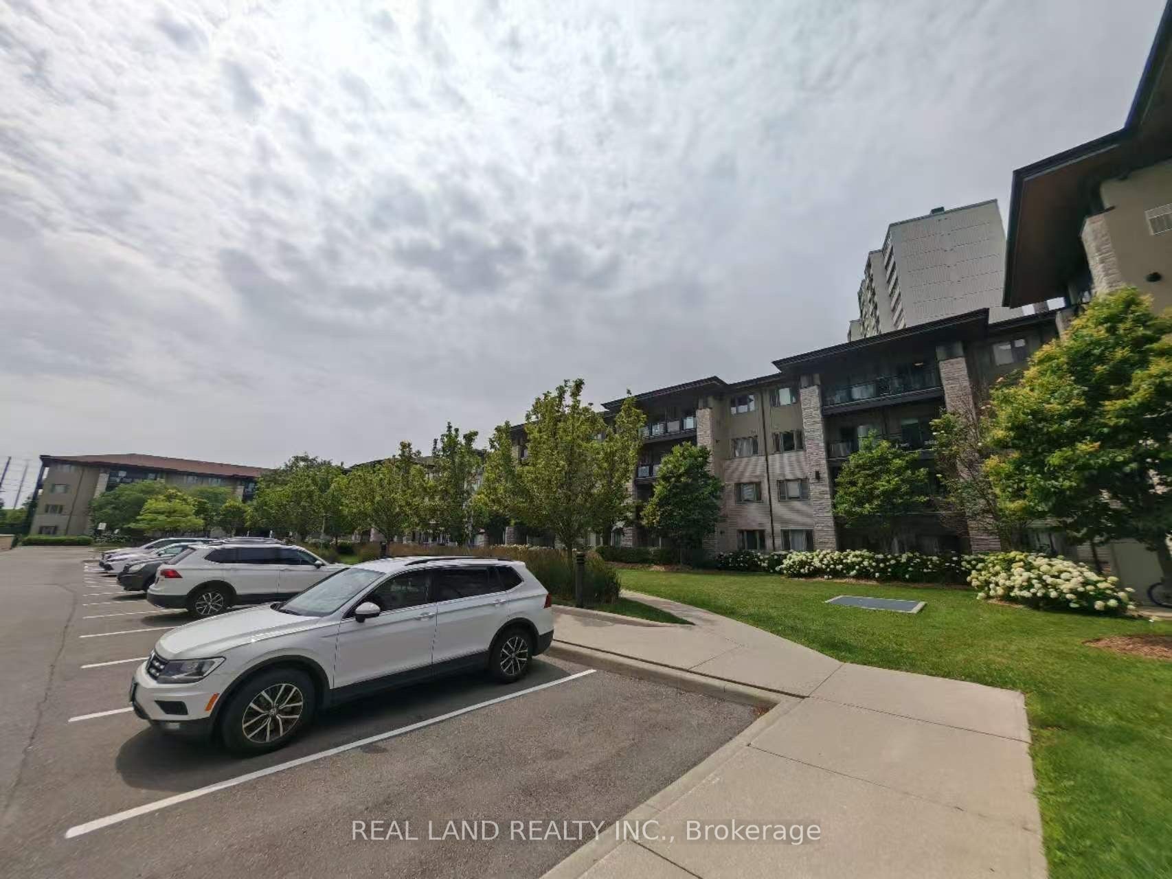 570 Lolita Gardens 127, Mississauga, ON L5A 0A1 photo 2