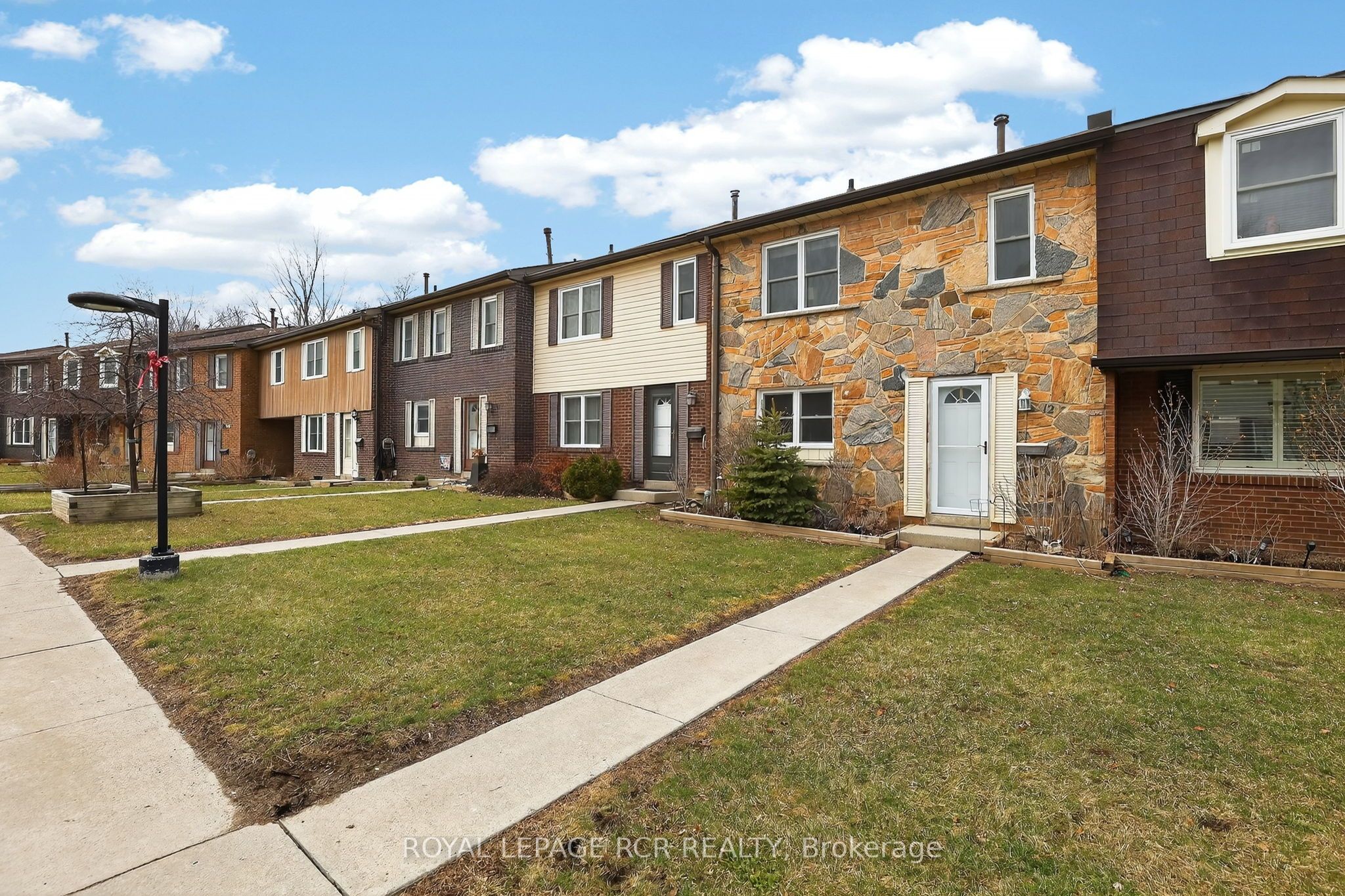 2825 Gananoque Drive 12, Mississauga, ON L5N 1V6 photo 2