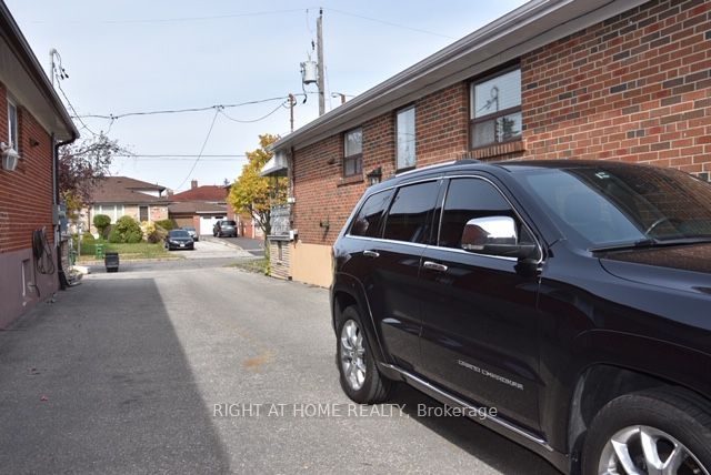 9 Elnathan Crescent Bsmt, Toronto, ON M9L 2G2 photo 3