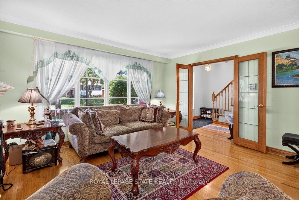 2440 Cyprus Avenue, Burlington, ON L7P 1G6 photo 3