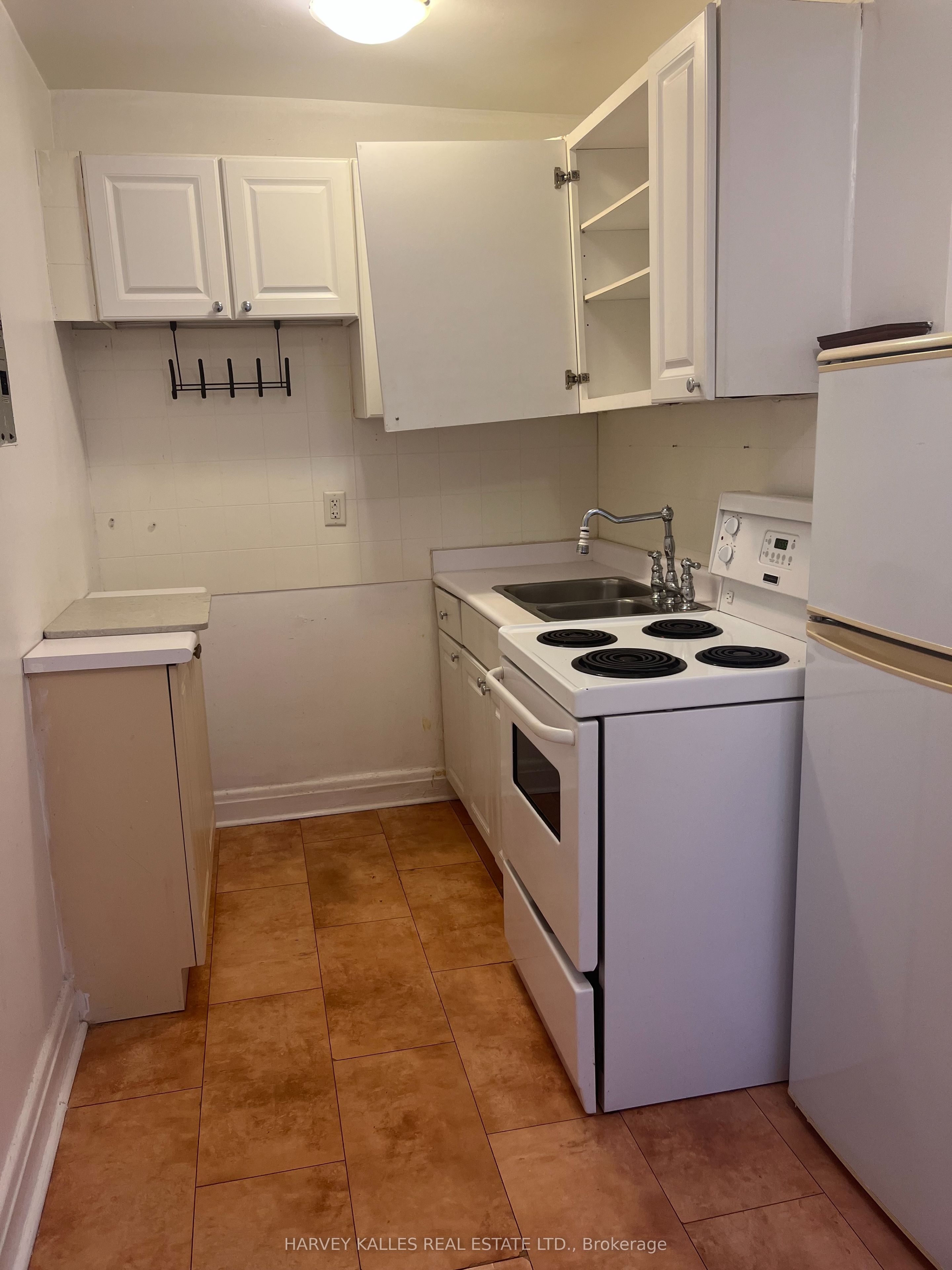 3 Elm Grove Avenue 31, Toronto, ON M6K 2H9 photo 4