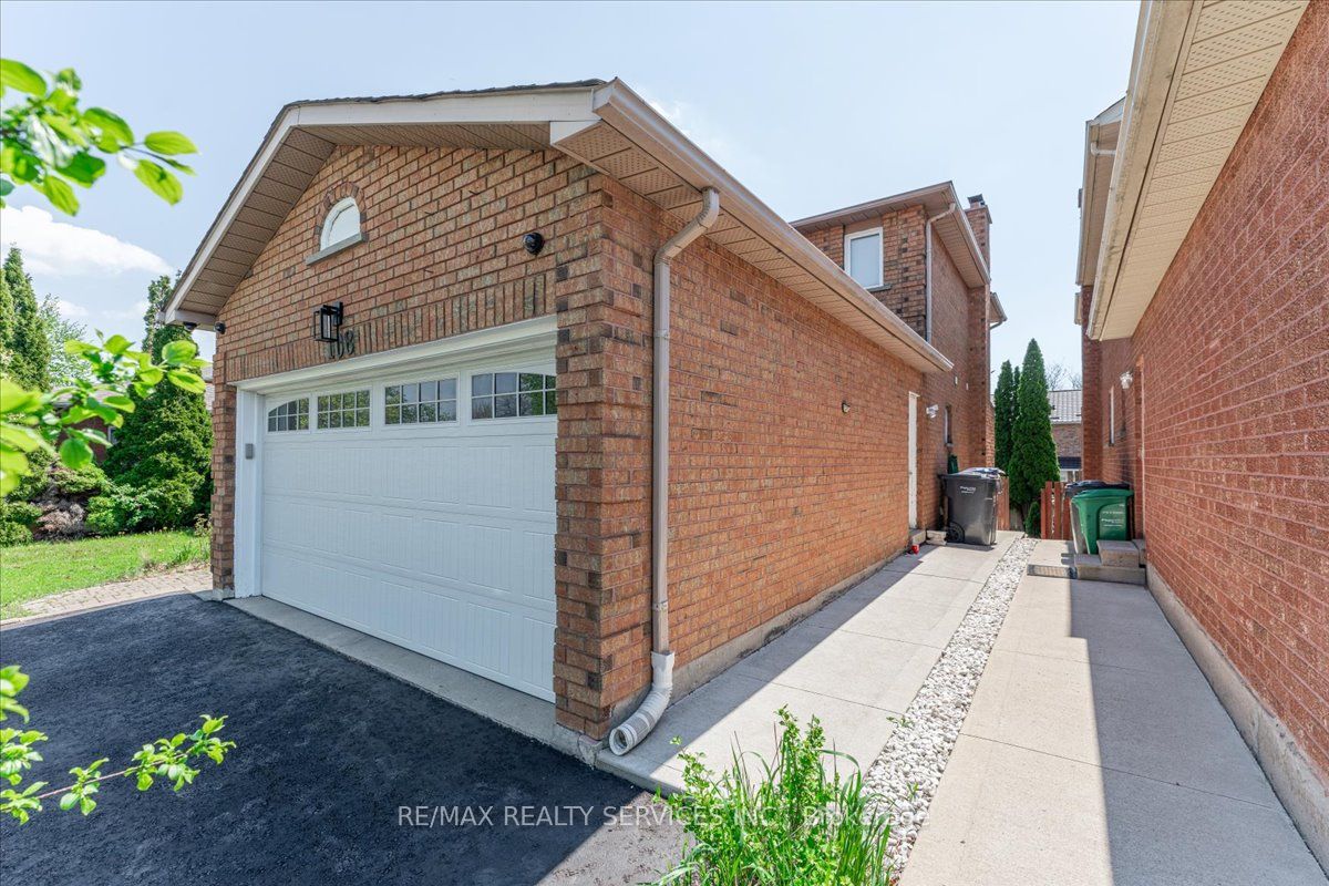 108 Candy Crescent, Brampton, ON L6X 3Z8 photo 3