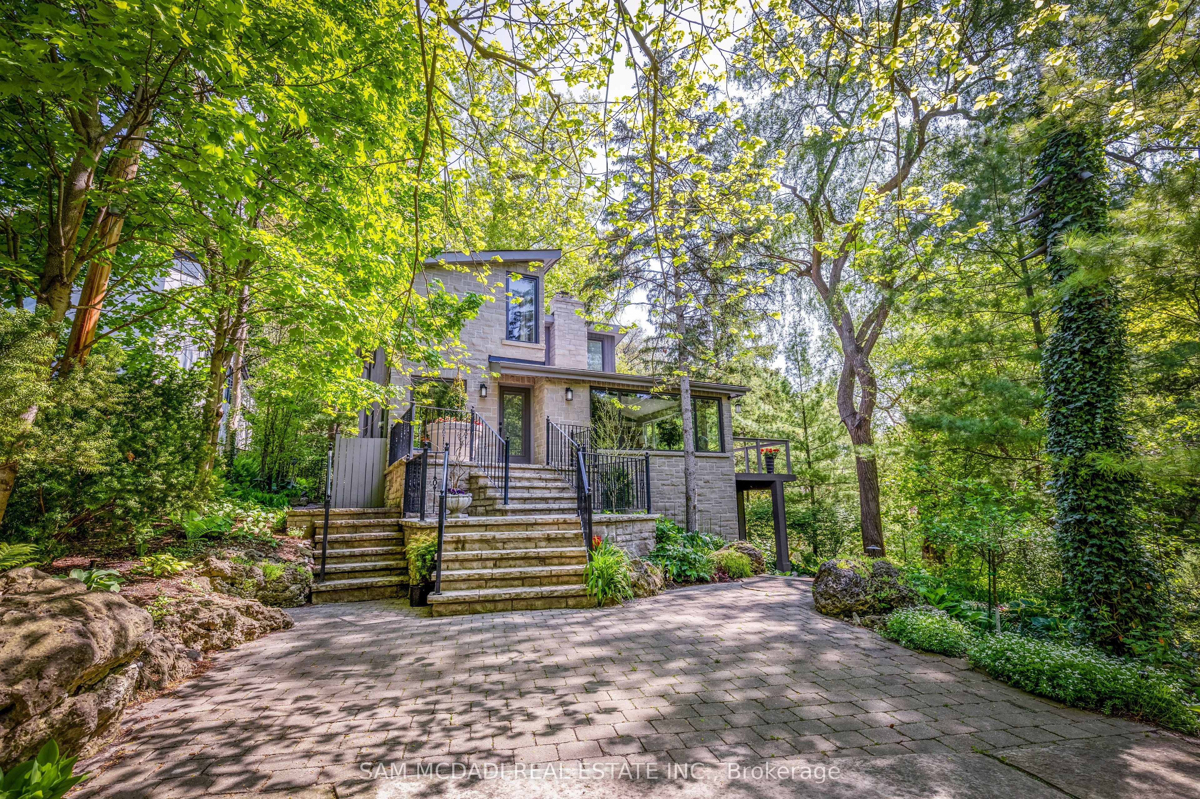 1273 Queen Victoria Avenue, Mississauga, ON L5H 3H2 photo 2