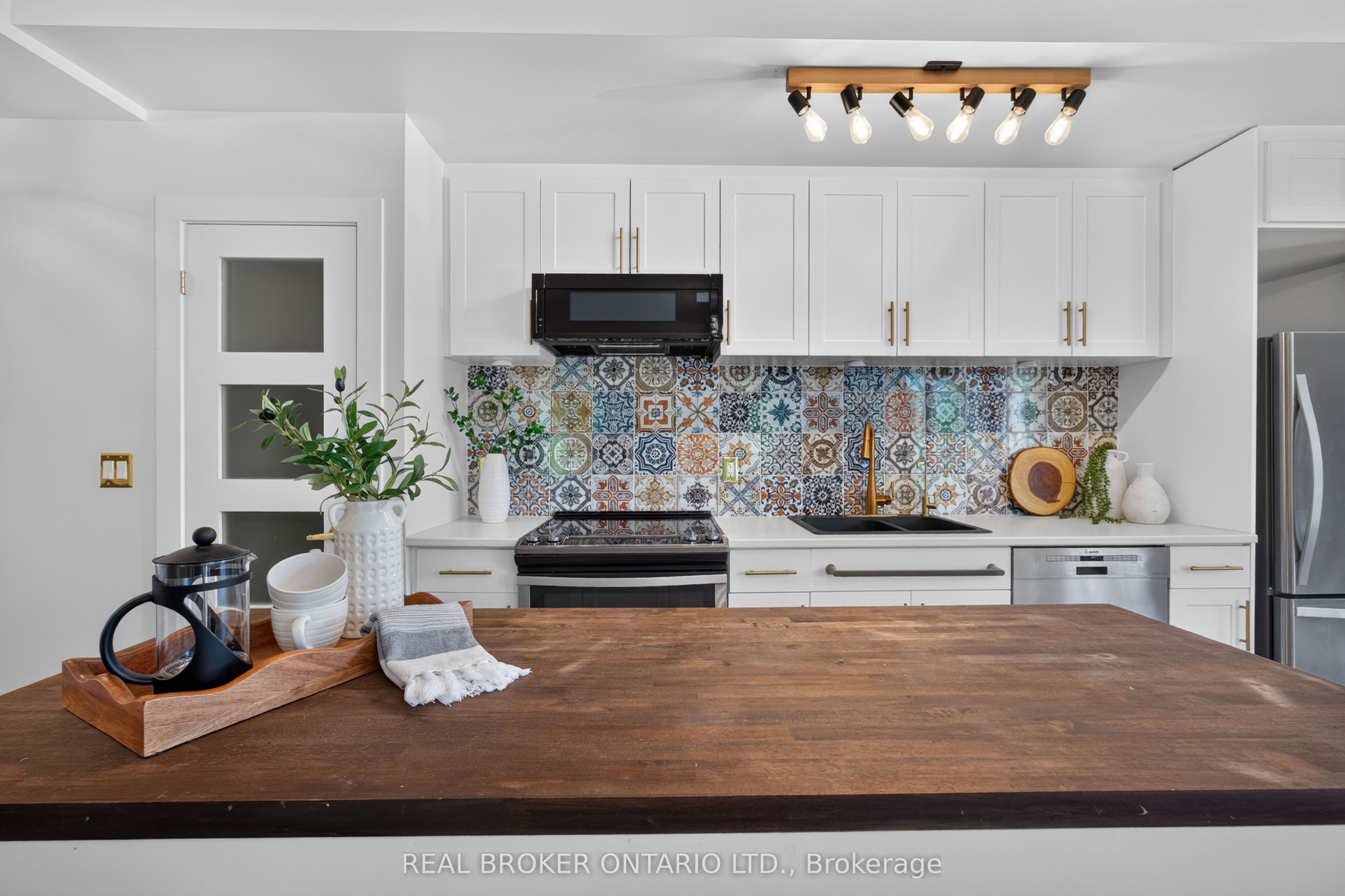 168 Sabina Drive 214, Oakville, ON L6W 0W5
