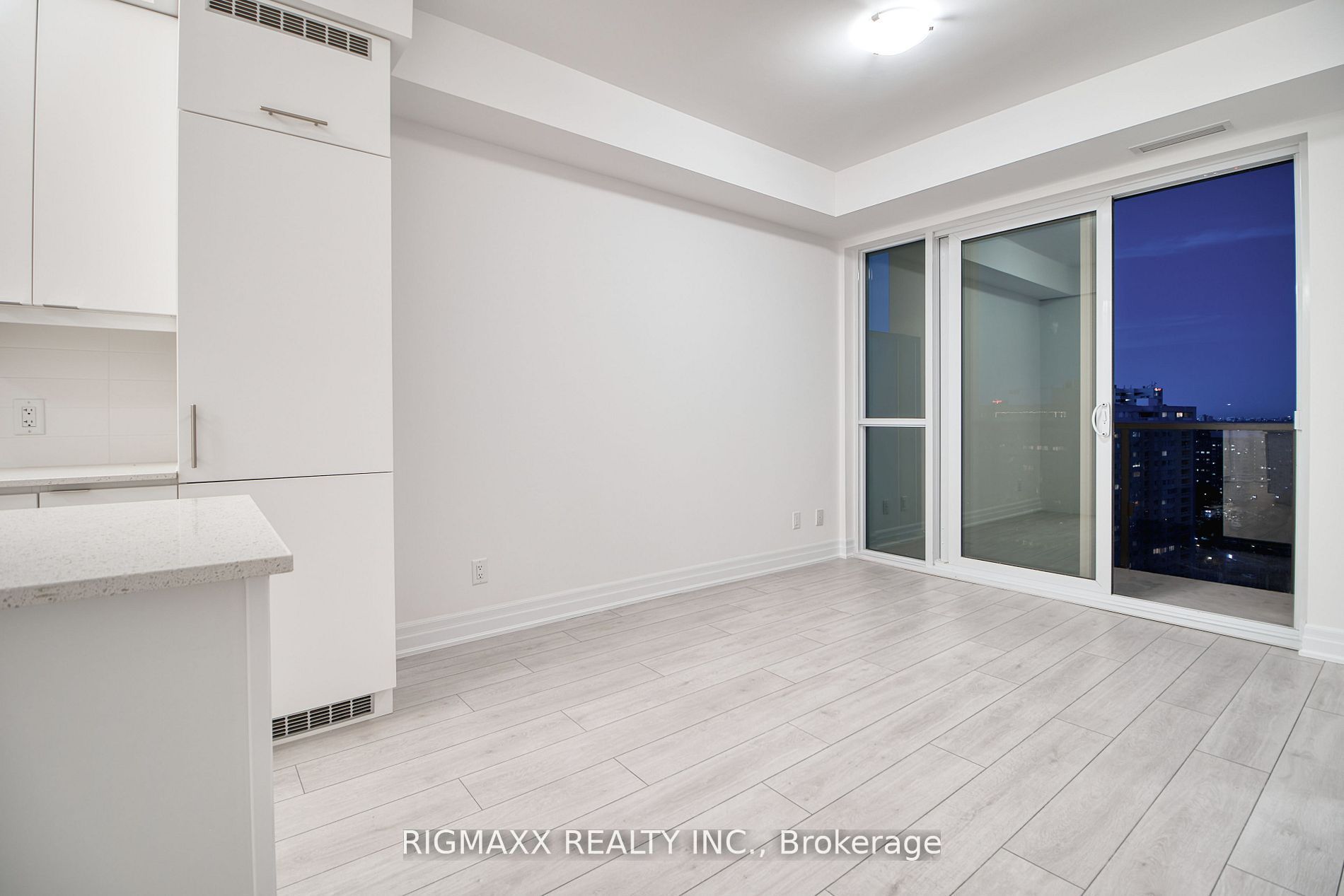 30 Elm Drive W 1503, Mississauga, ON L5B 0N6 photo 2