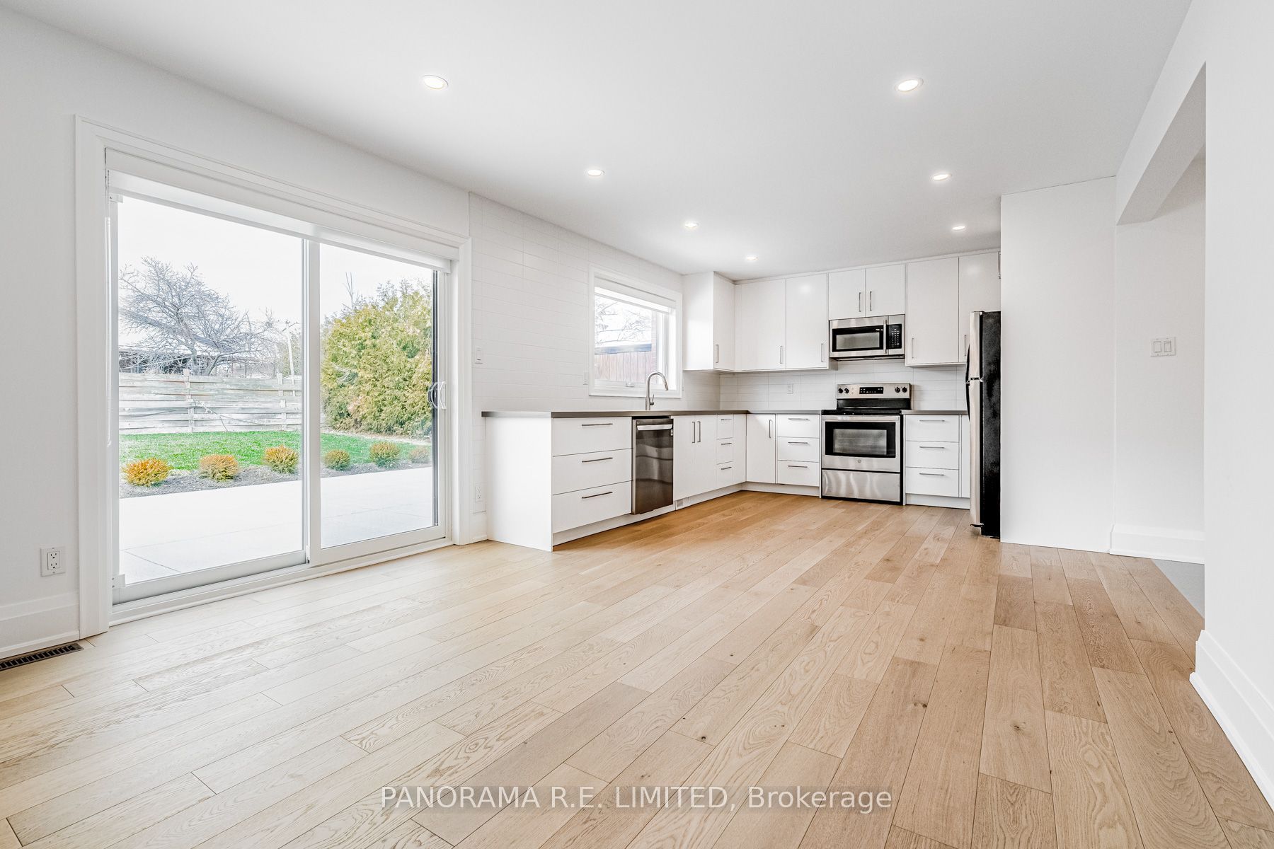 674 Netherton Crescent Lower, Mississauga, ON L4Y 2M4