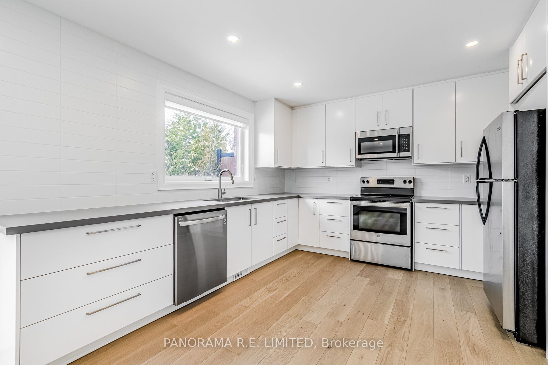 674 Netherton Crescent Lower, Mississauga, ON L4Y 2M4 photo 2