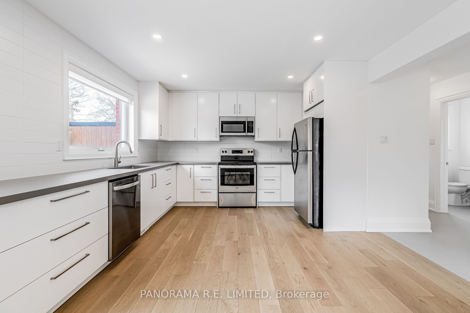 674 Netherton Crescent Lower, Mississauga, ON L4Y 2M4 photo 3