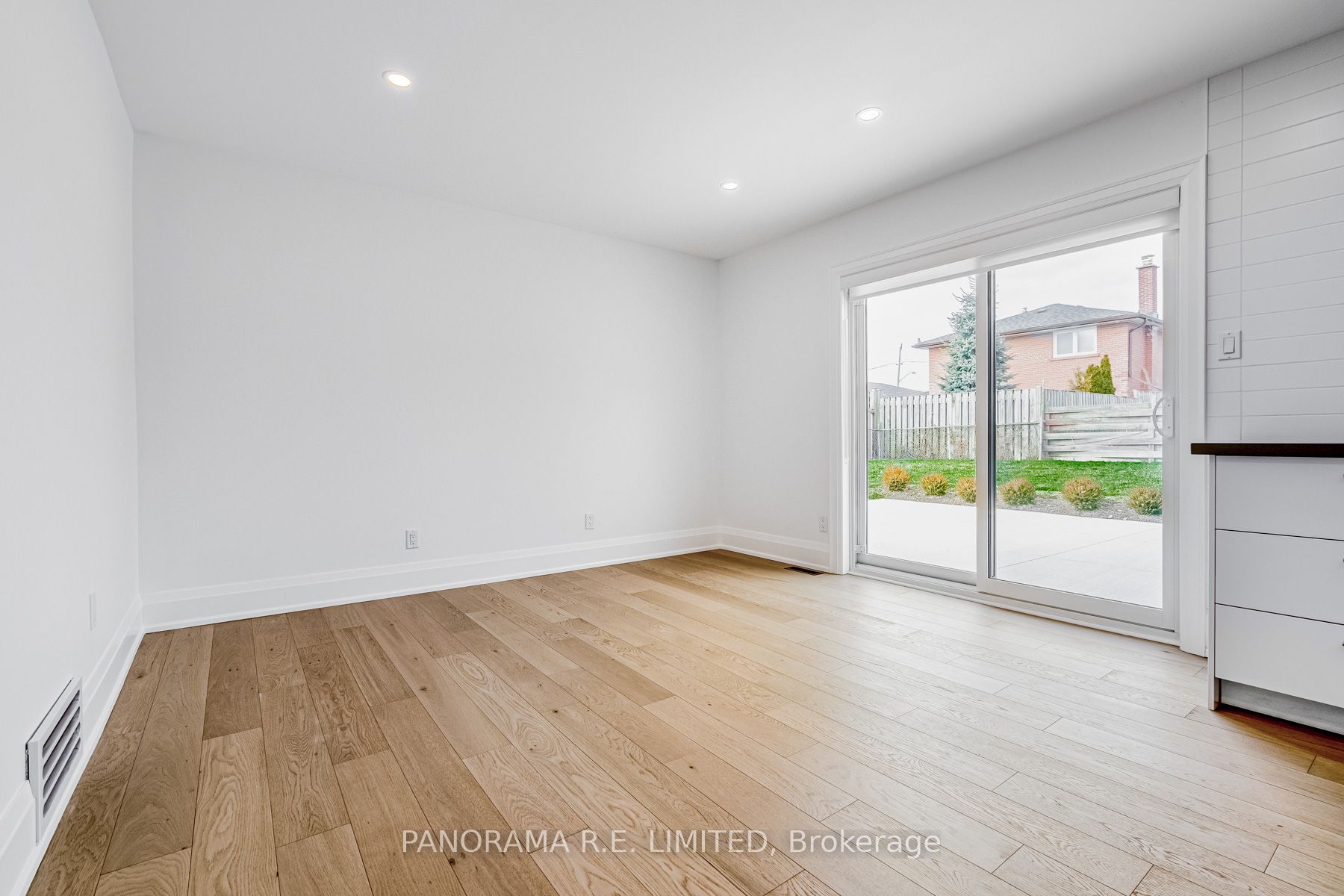 674 Netherton Crescent Lower, Mississauga, ON L4Y 2M4 photo 4