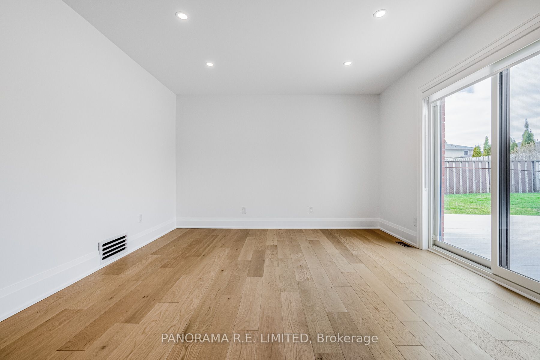 674 Netherton Crescent Lower, Mississauga, ON L4Y 2M4 photo 5