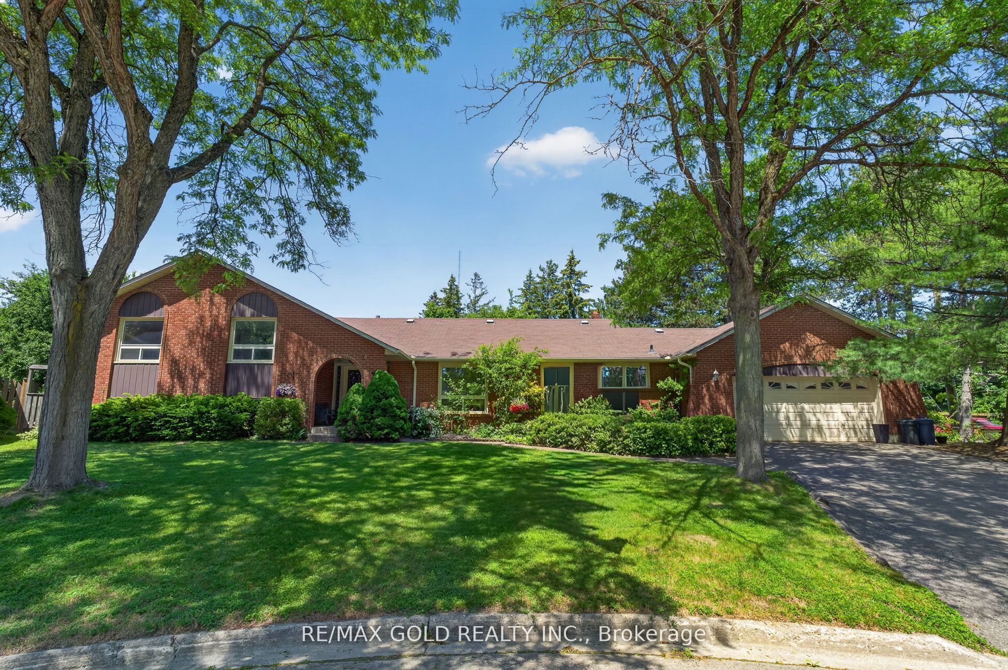 14 Cairnmore Court, Brampton, ON L6Z 1T6 photo 2