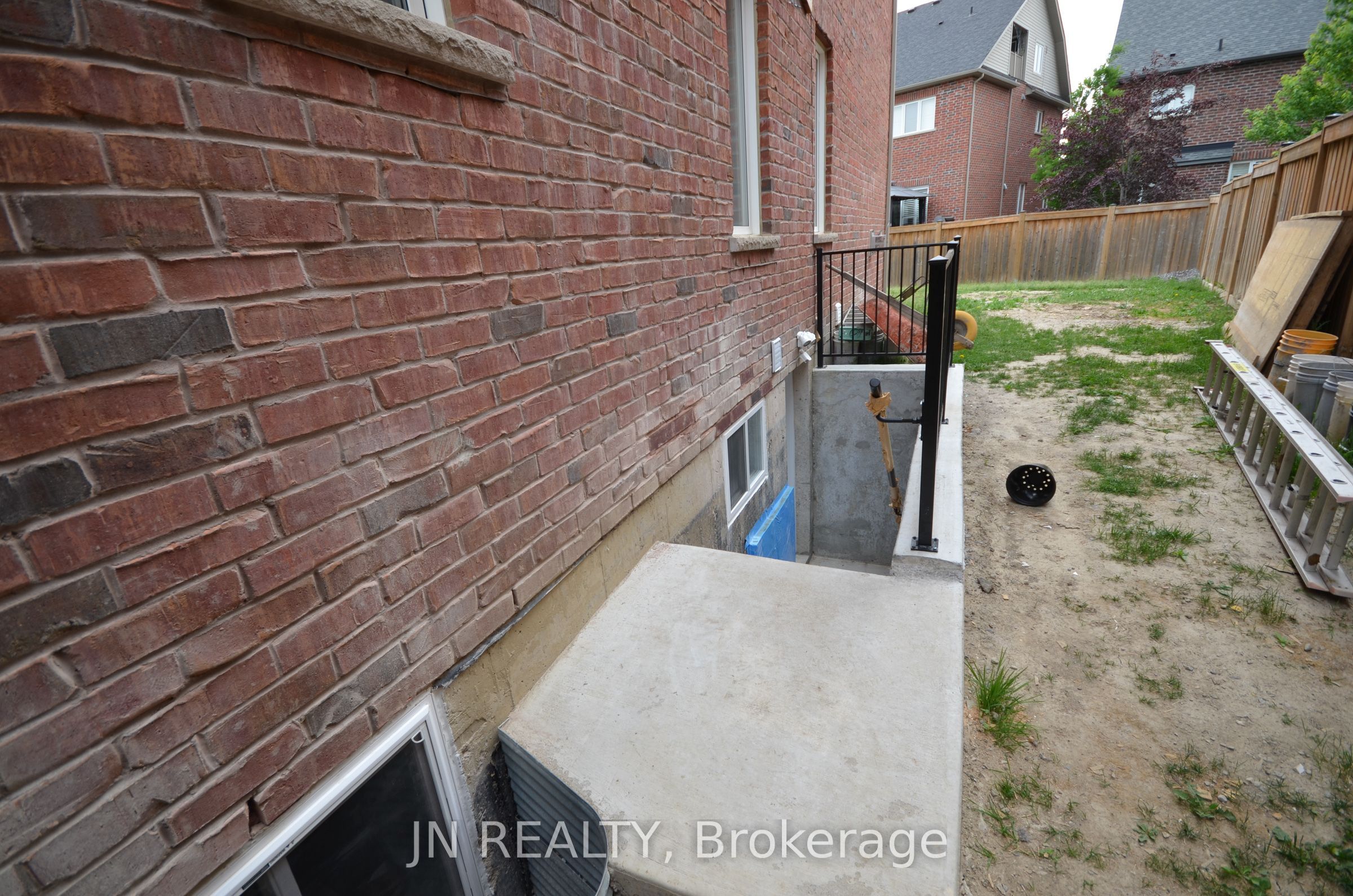 34 McEchearn Crescent Lower, Caledon, ON L7C 3R4 photo 2