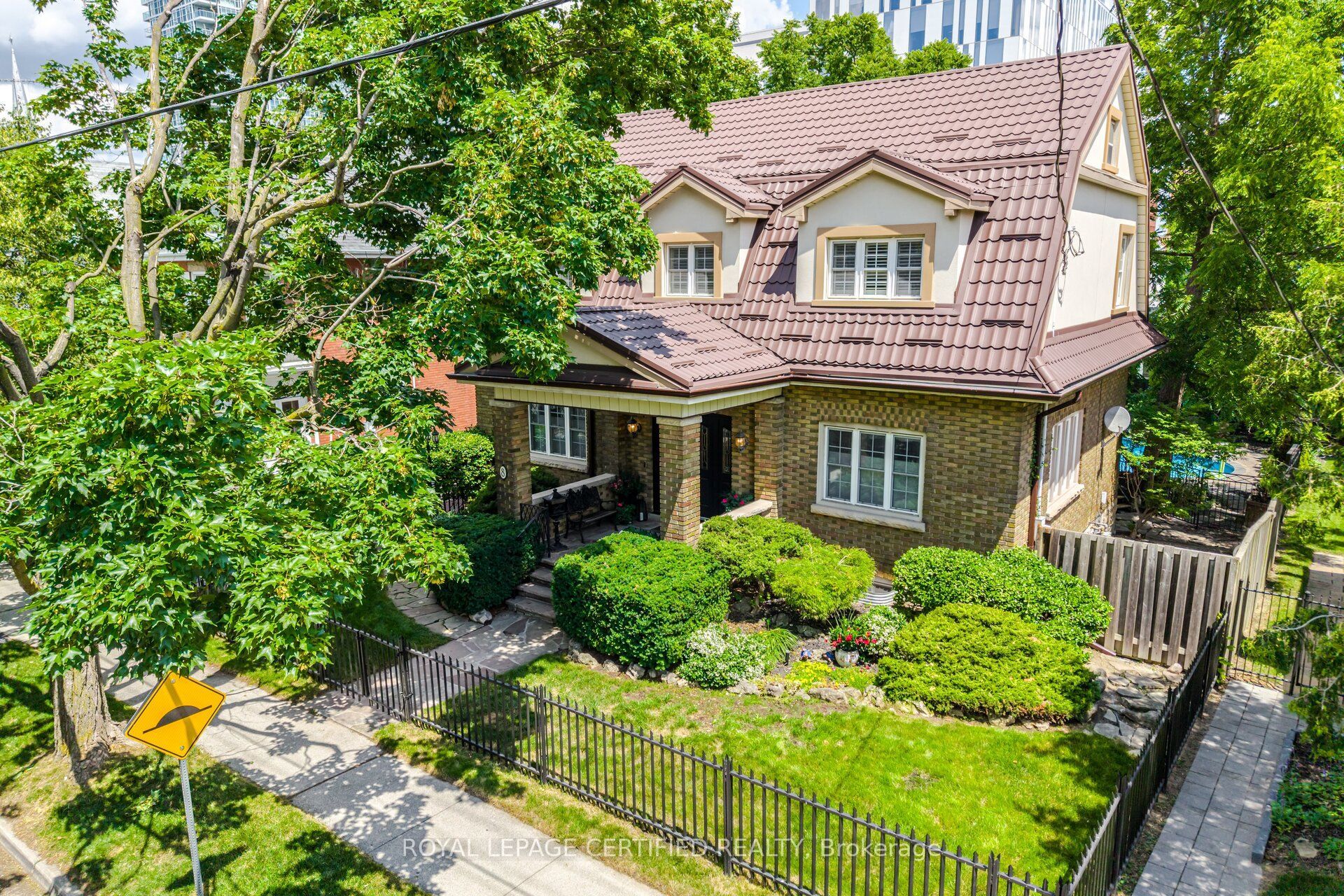 8 Elizabeth Street S, Brampton, ON L6Y 1P8 photo 2