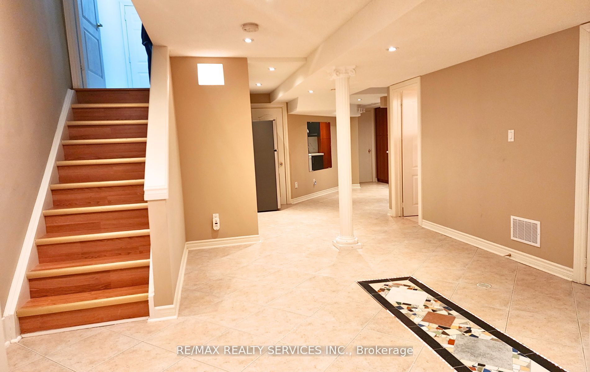 387 Rocca Court Bsmt, Mississauga, ON L5W 1V1 photo 2
