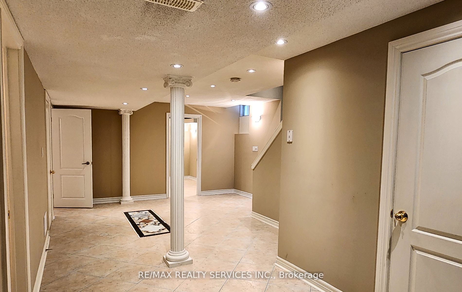 387 Rocca Court Bsmt, Mississauga, ON L5W 1V1 photo 3