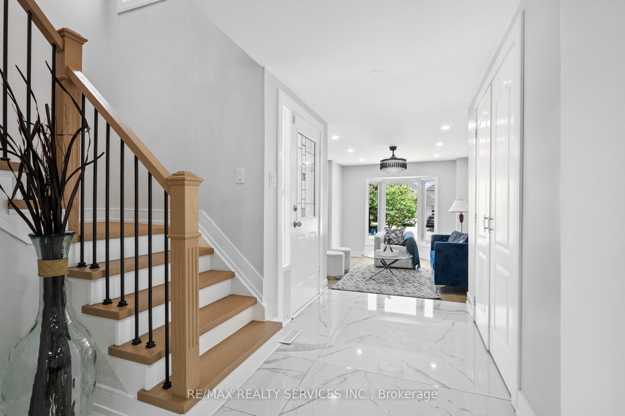 1273 Barberry Green, Oakville, ON L6M 2A8 photo 2