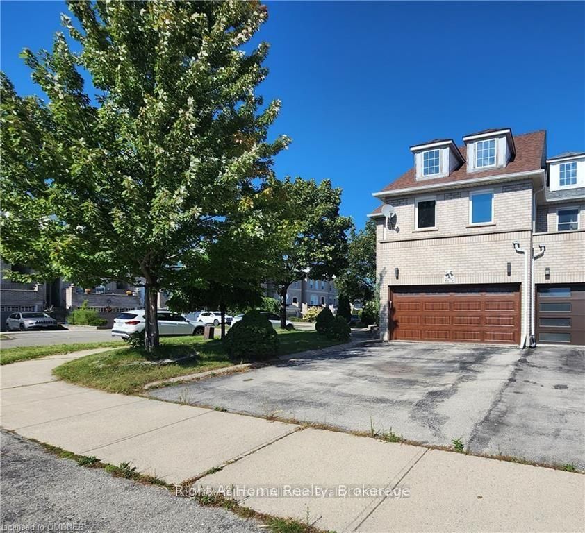 2070 White Dove Circle, Oakville, ON L6M 3R7 photo 2