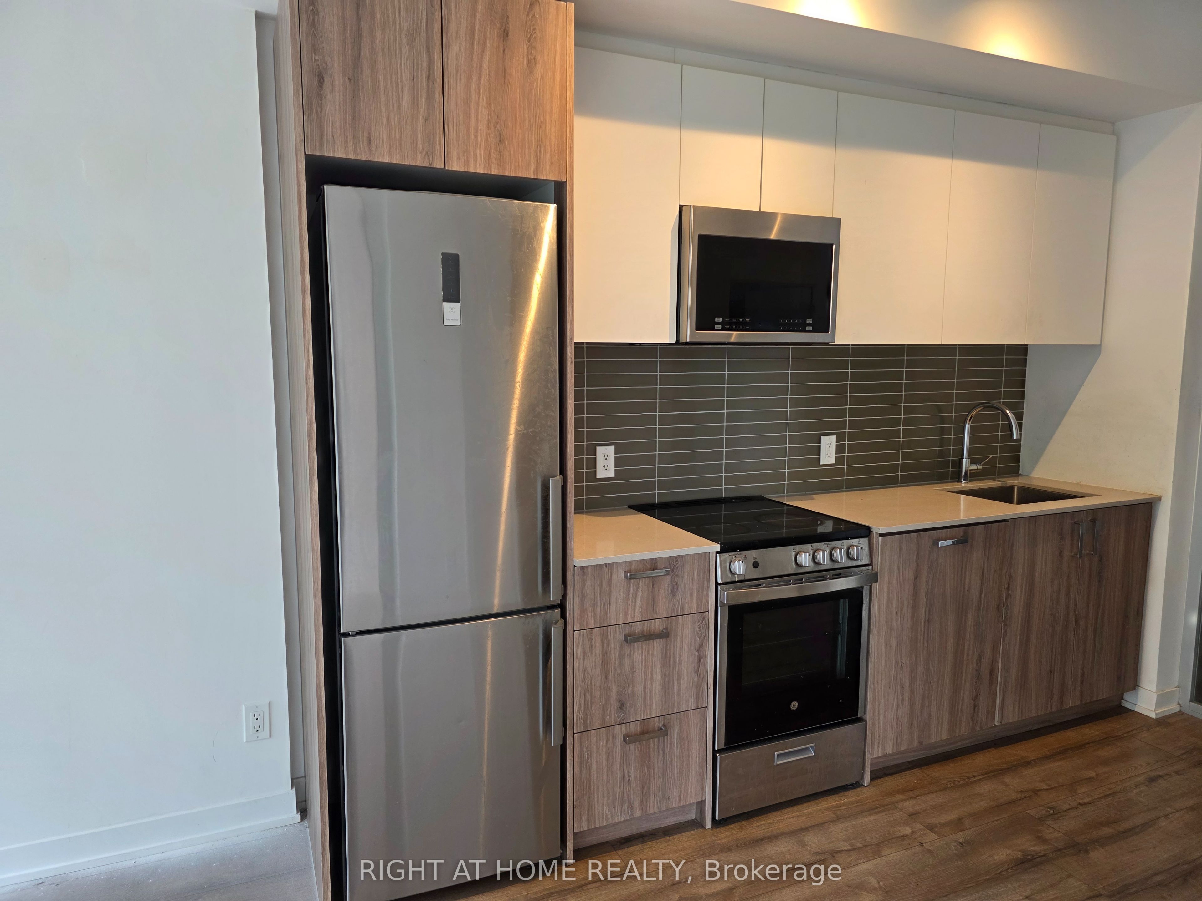 1787 St Clair Avenue W 319, Toronto, ON M6N 1J6 photo 2