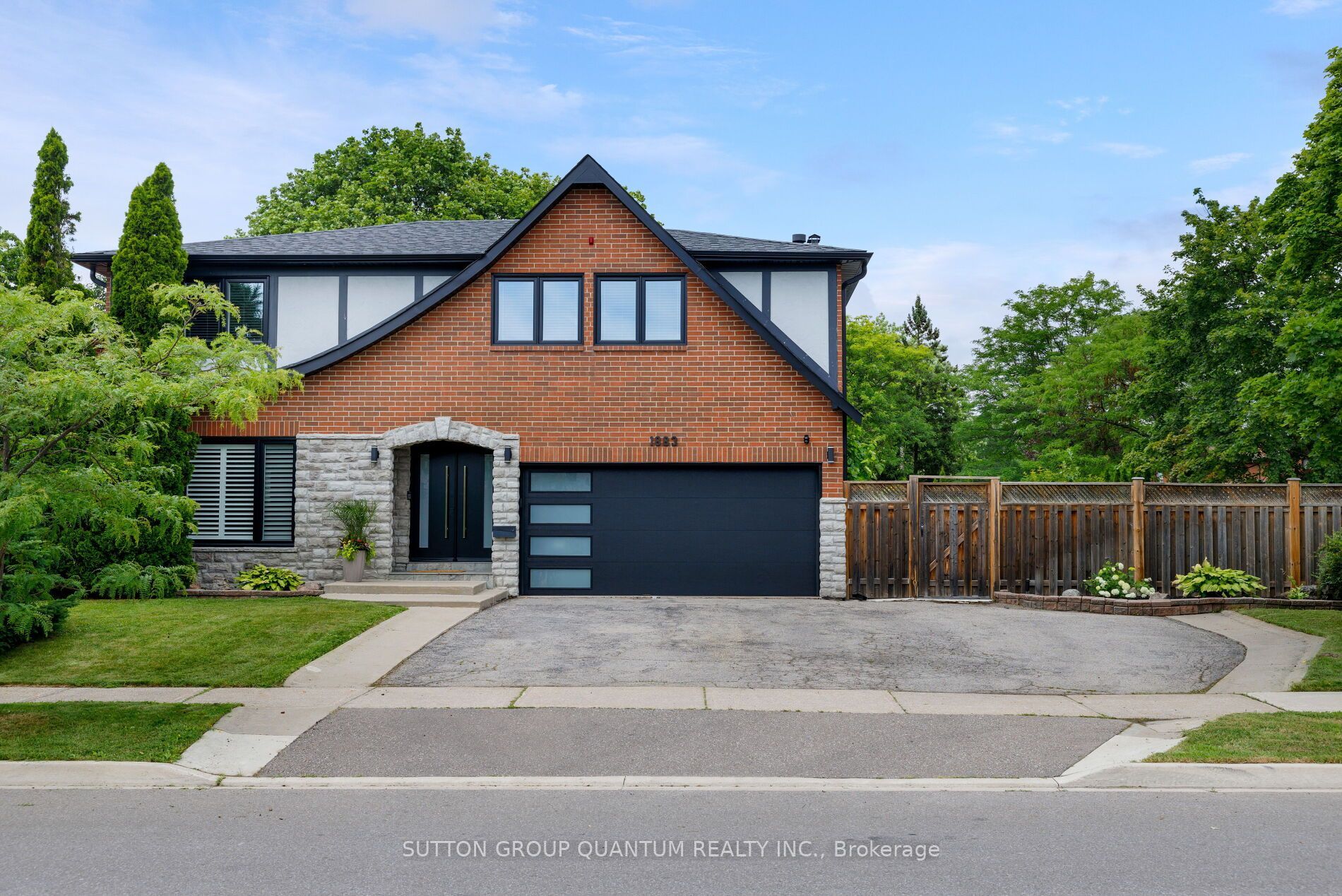 1883 Bough Beeches Boulevard, Mississauga, ON L4W 2J8 photo 2
