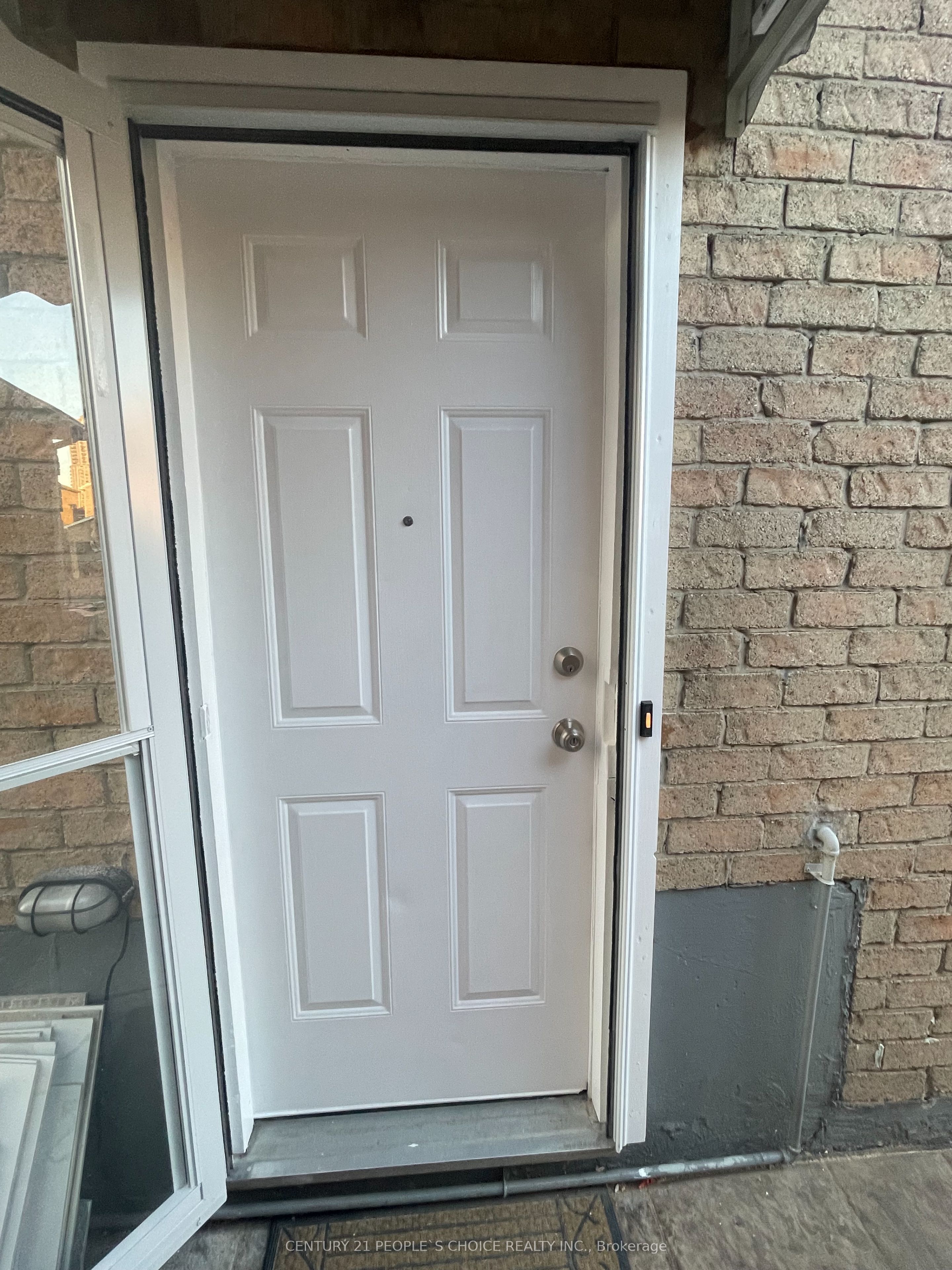 358 Kingsbridge Garden Circle Bsmt, Mississauga, ON L5R 1K8 photo 2