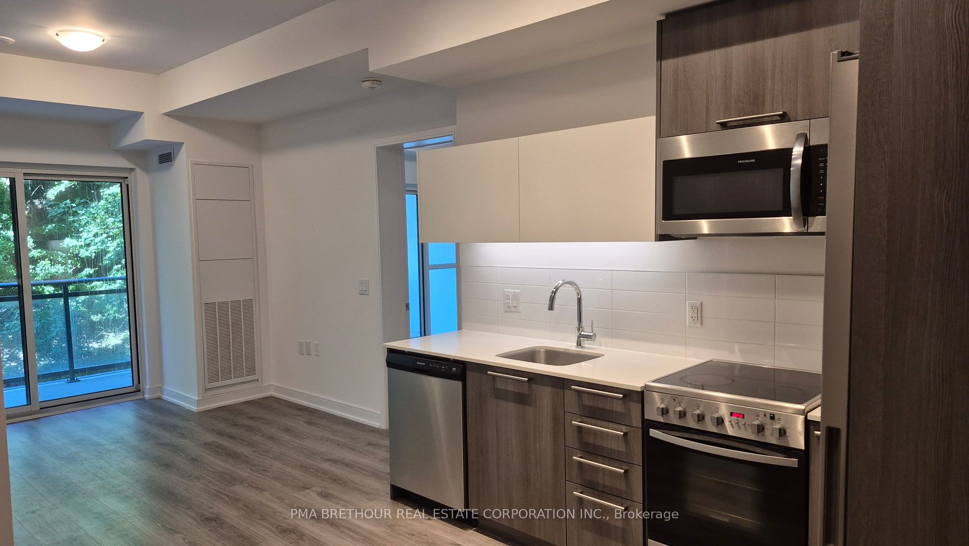 25 Neighbourhood Lane 208, Toronto, ON M8Y 0C4 photo 4