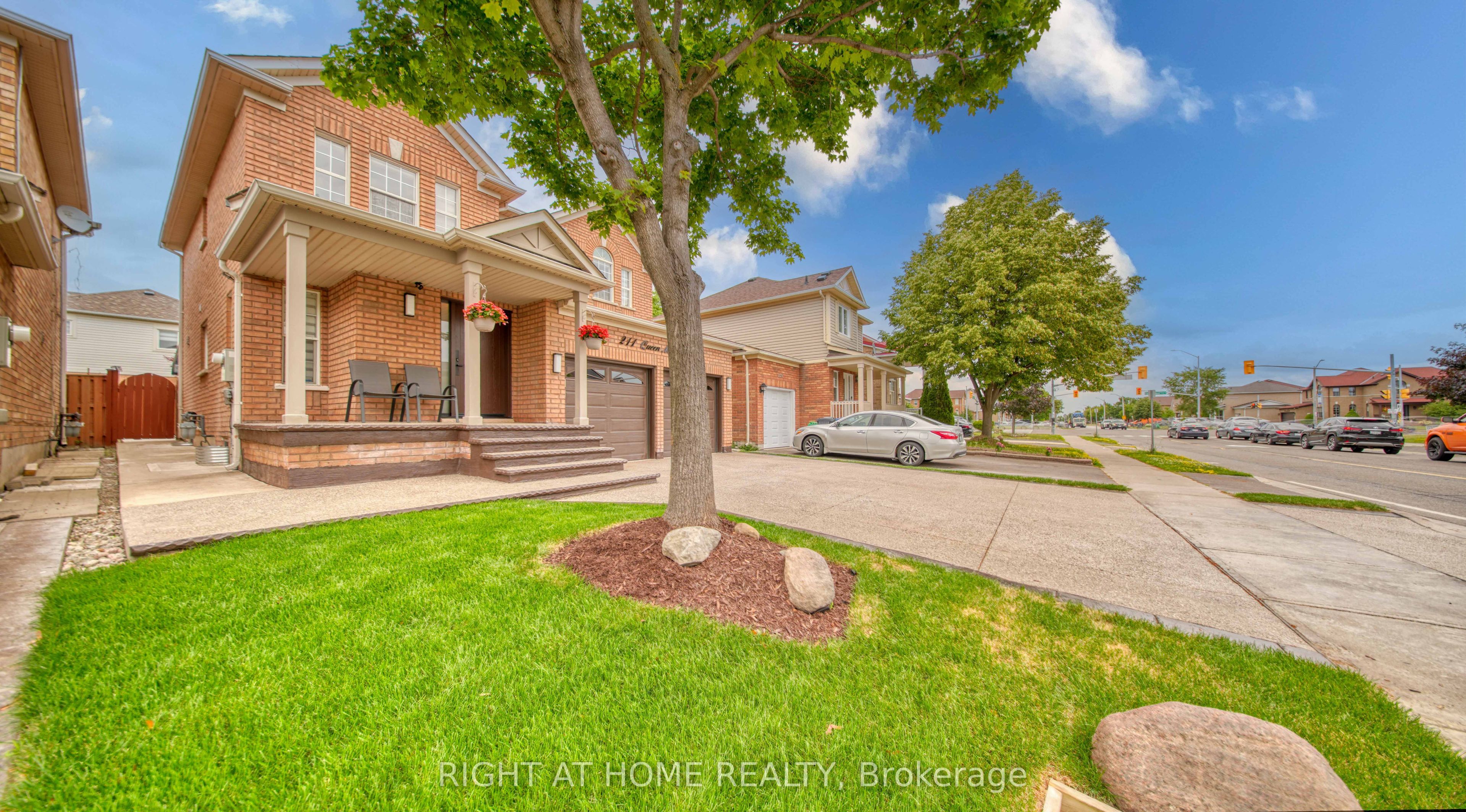 211 Queen Mary Drive, Brampton, ON L7A 1Y9 photo 2