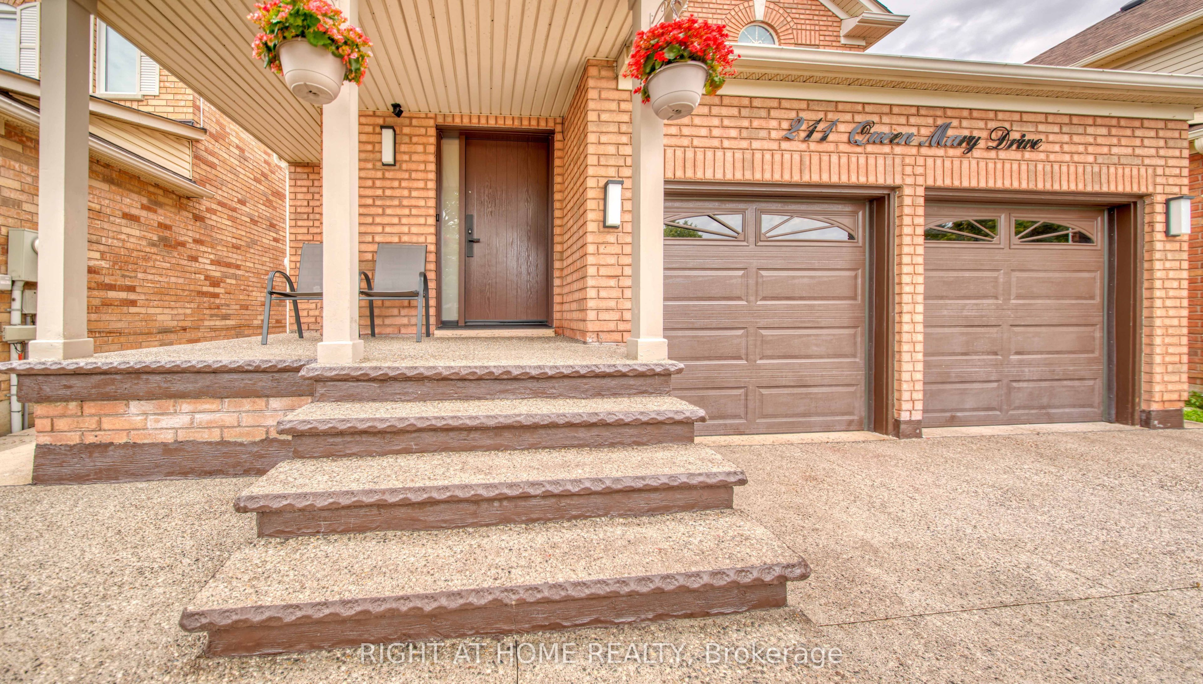 211 Queen Mary Drive, Brampton, ON L7A 1Y9 photo 3