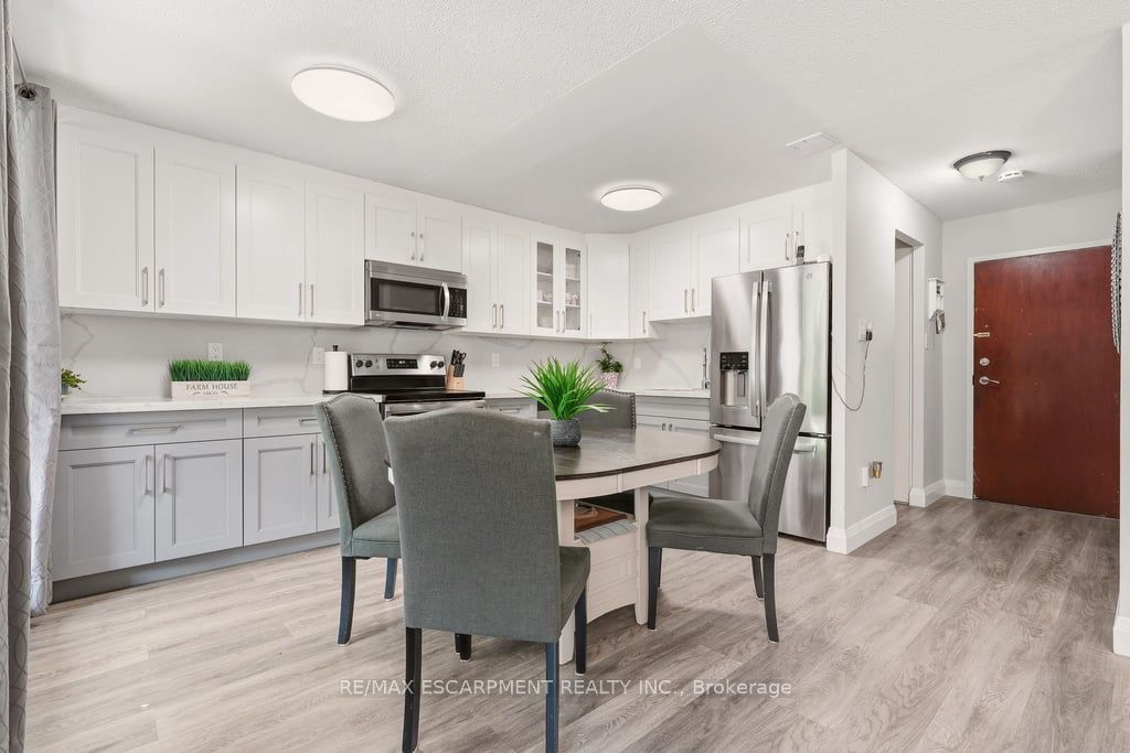 1066 Falgarwood Drive 154, Oakville, ON L6H 2P3 photo 4
