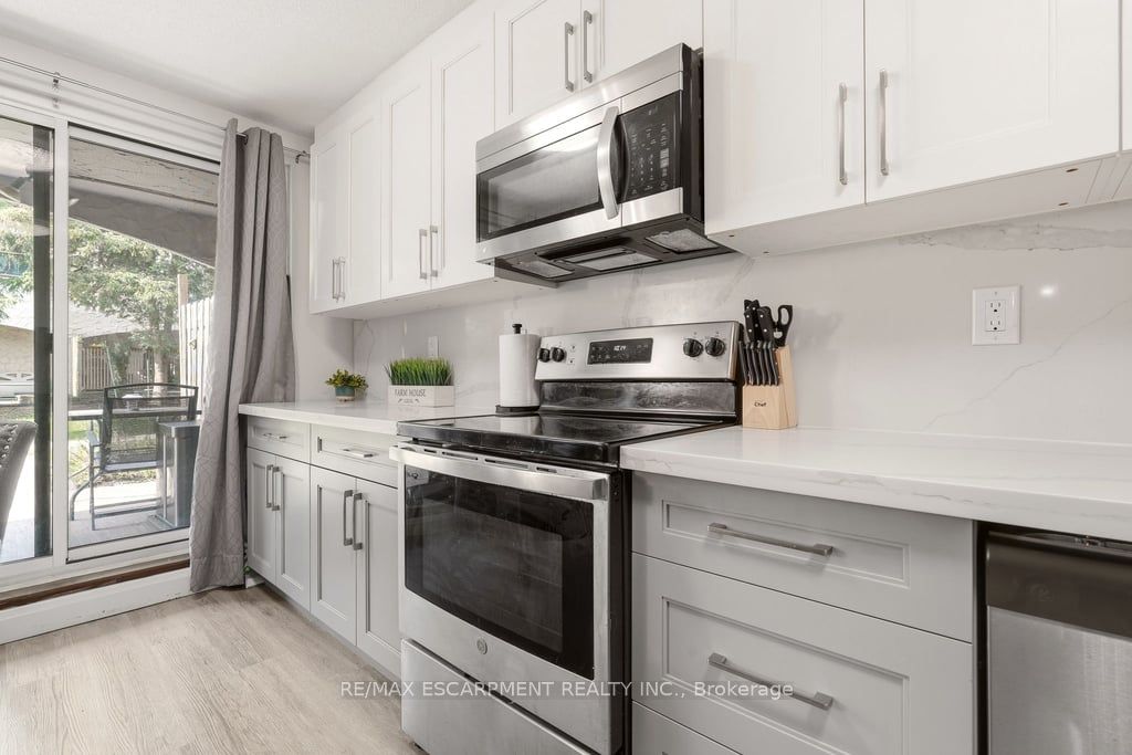 1066 Falgarwood Drive 154, Oakville, ON L6H 2P3 photo 5
