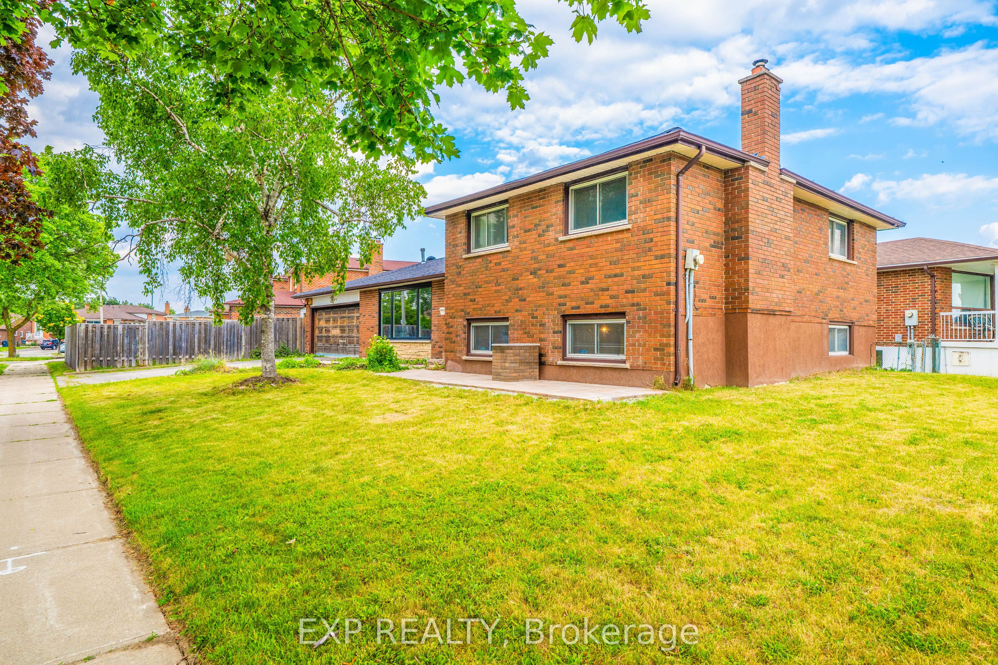 7201 Sigsbee Drive, Mississauga, ON L4T 3L6 photo 2