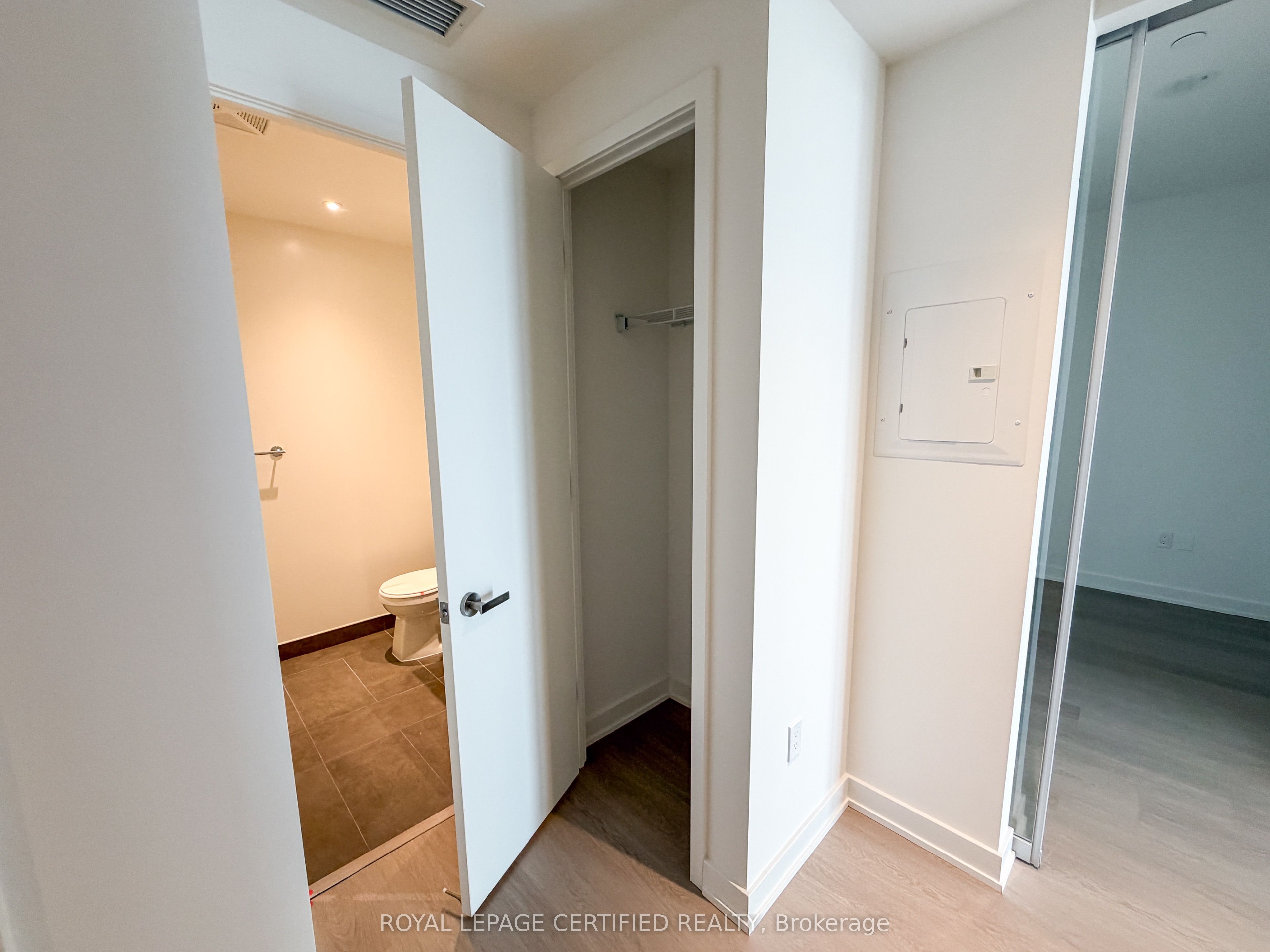 448 Burnhamthorpe Rd W N/A 6407, Mississauga, ON L5B 0R4 photo 3