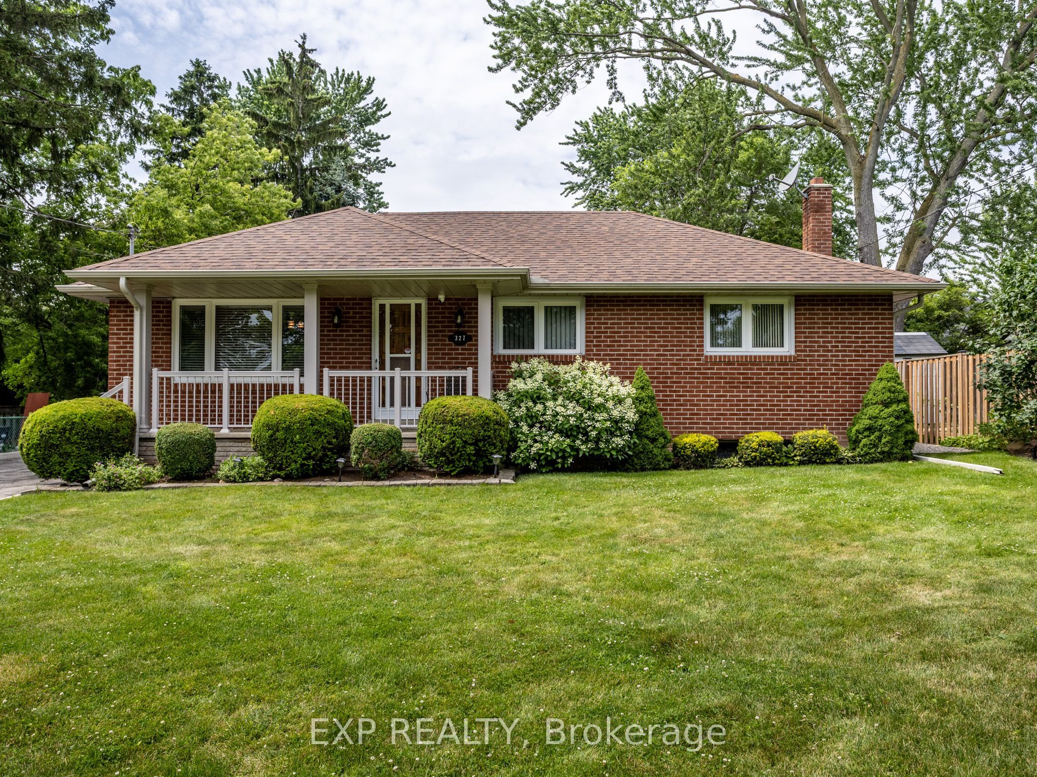 327 Angelene Street, Mississauga, ON L5G 1X5 photo 2