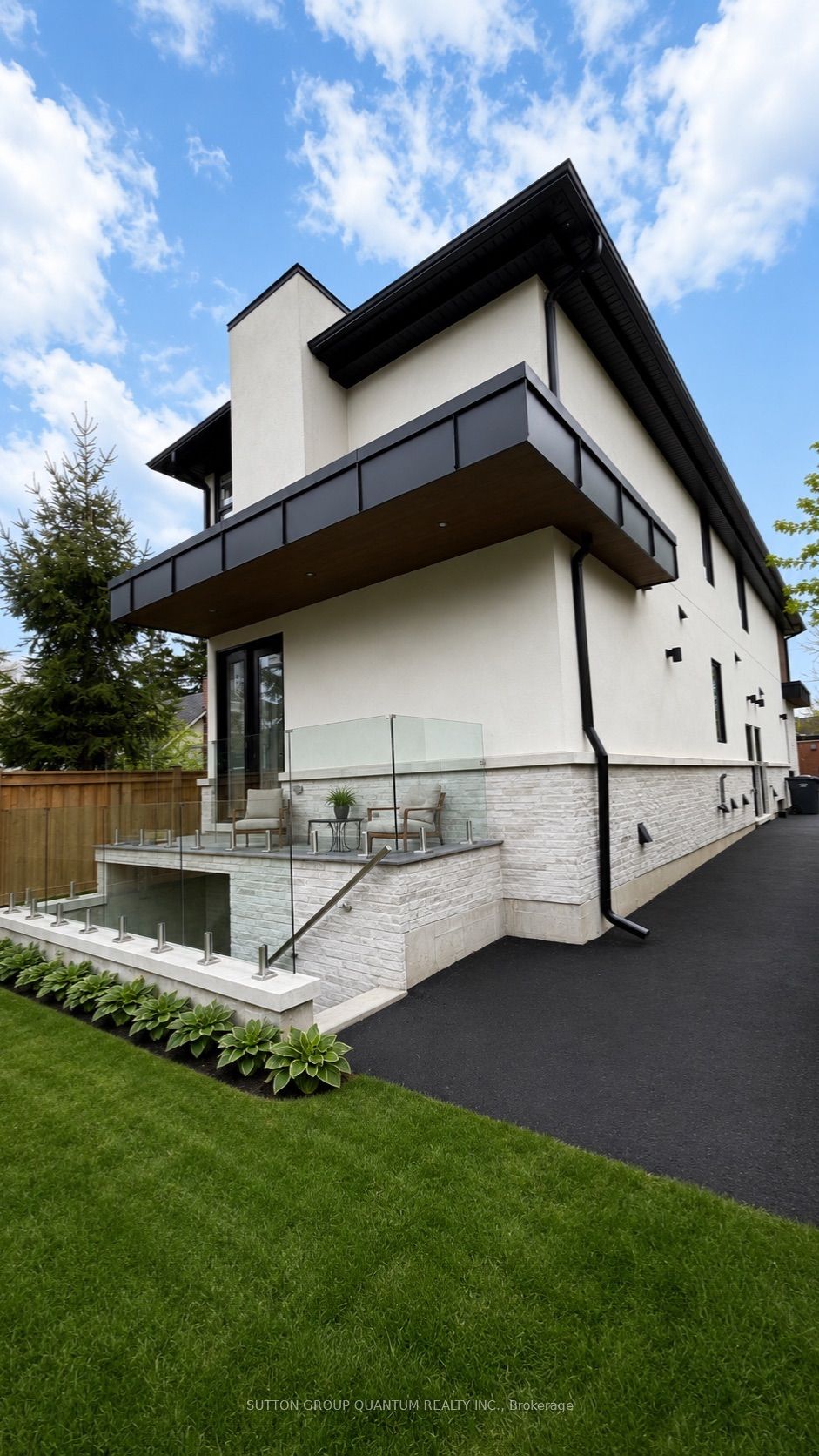 43 Elmwood Avenue N #3, Mississauga, ON L5G 3K1 photo 2