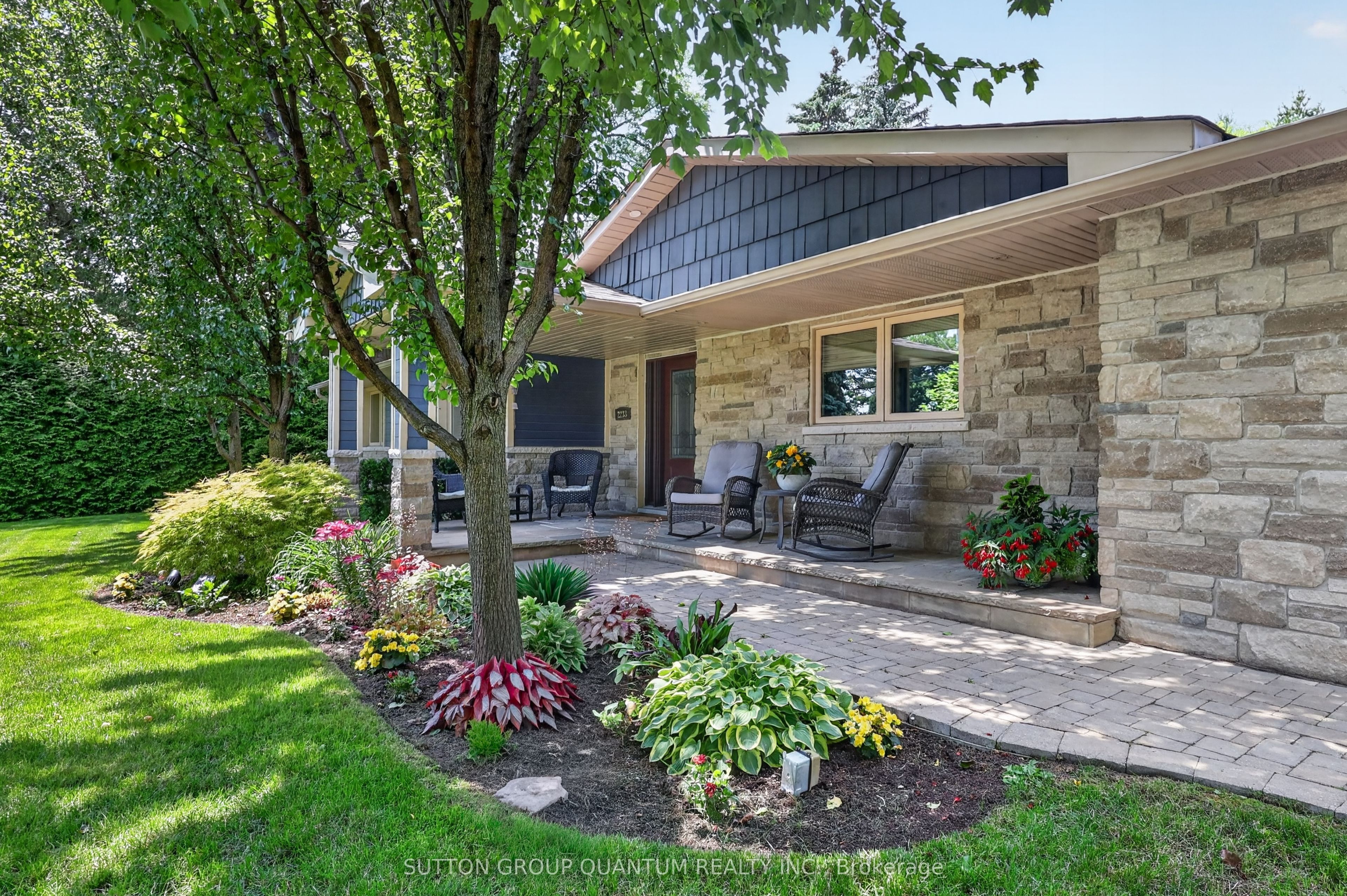 2233 Oneida Crescent, Mississauga, ON L5C 1V7 photo 2