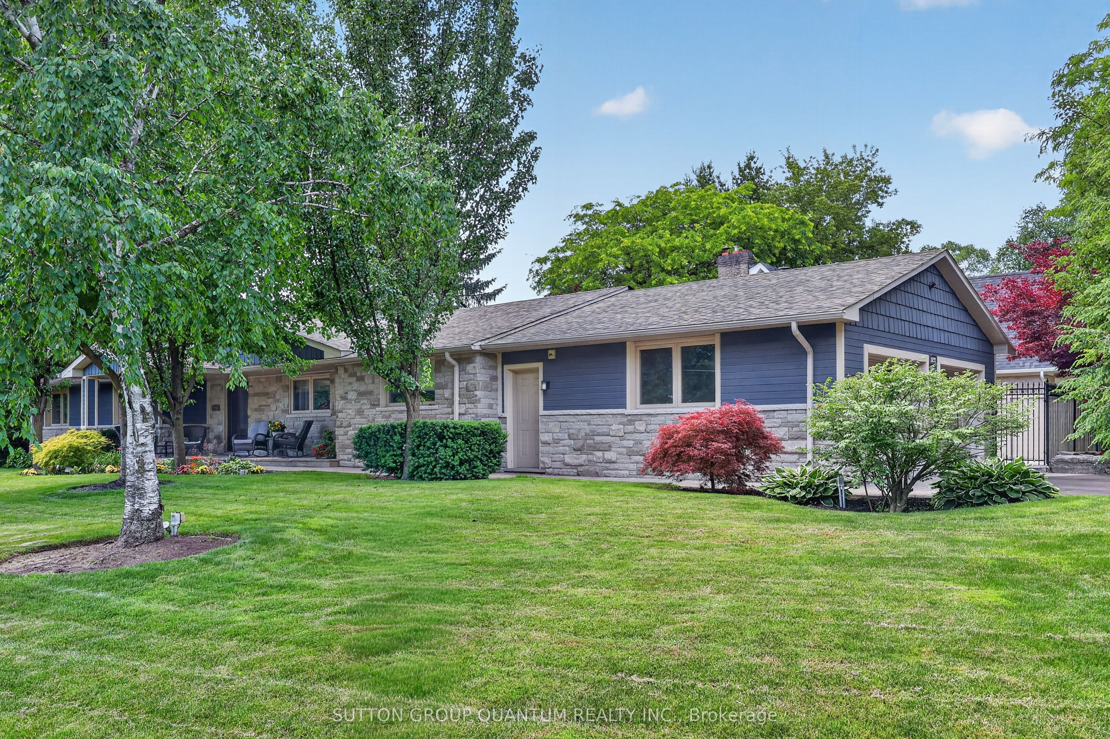 2233 Oneida Crescent, Mississauga, ON L5C 1V7 photo 3