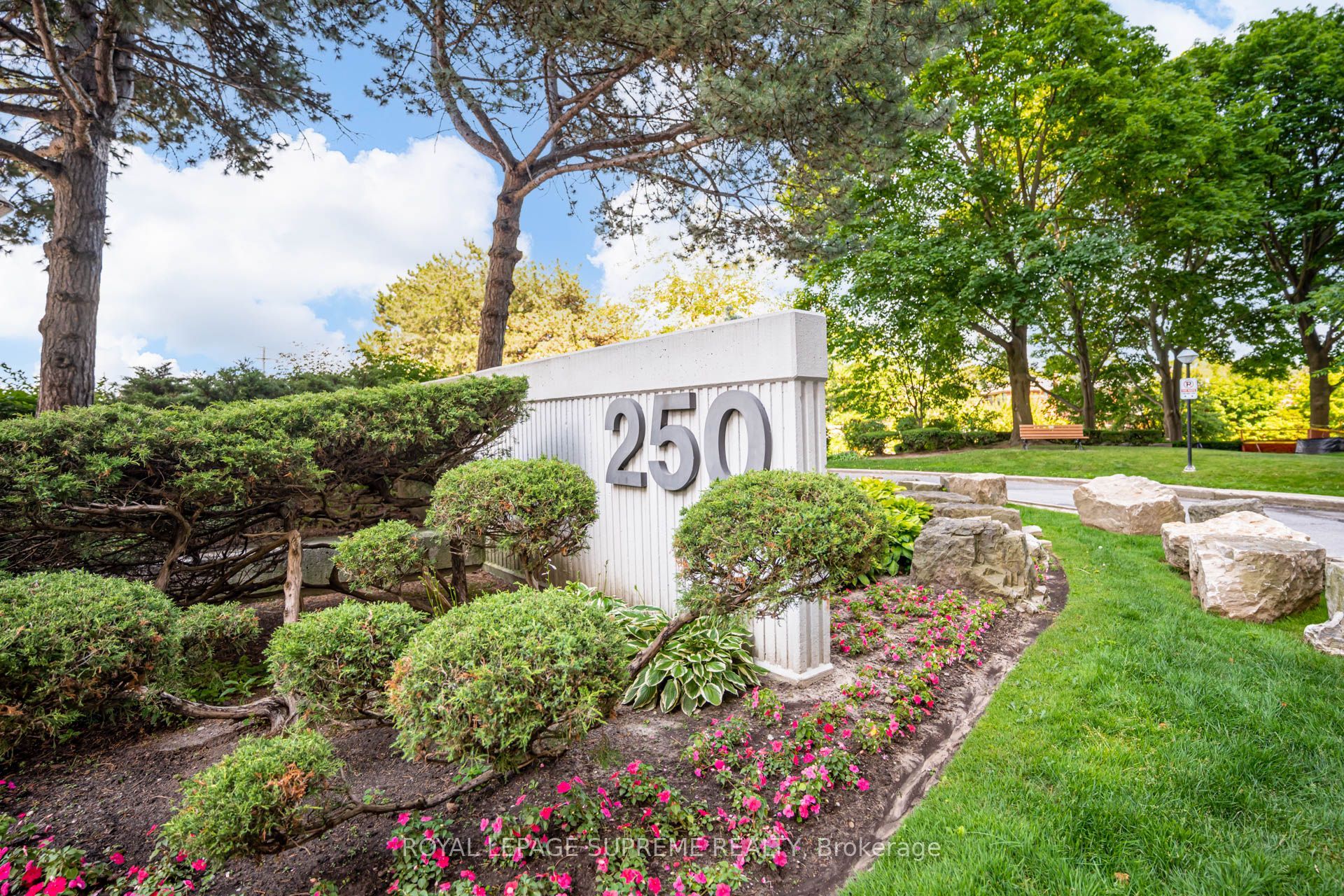 250 Scarlett Road 305, Toronto, ON M6N 4X5 photo 2