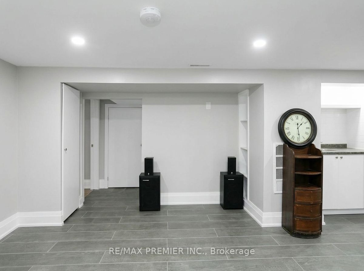 37 Silvercrest Avenue Lower, Toronto, ON M8W 2S3 photo 3