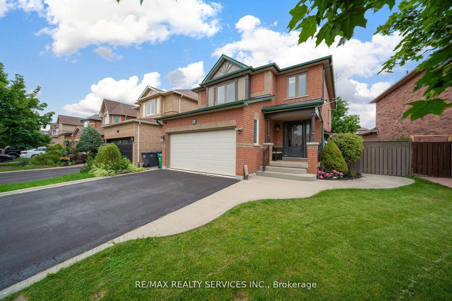 17 National Crescent, Brampton, ON L7A 1H1 photo 2