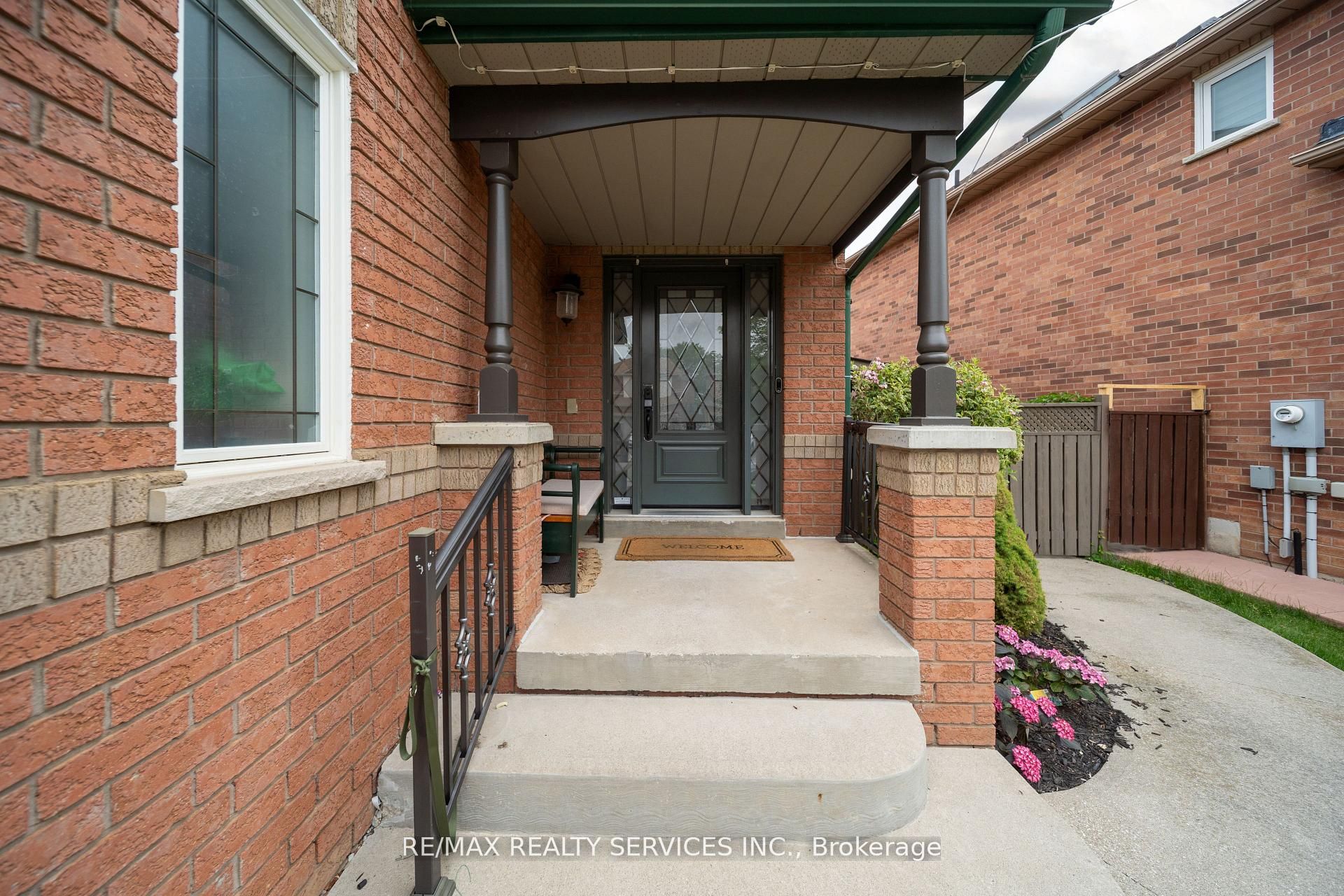 17 National Crescent, Brampton, ON L7A 1H1 photo 3
