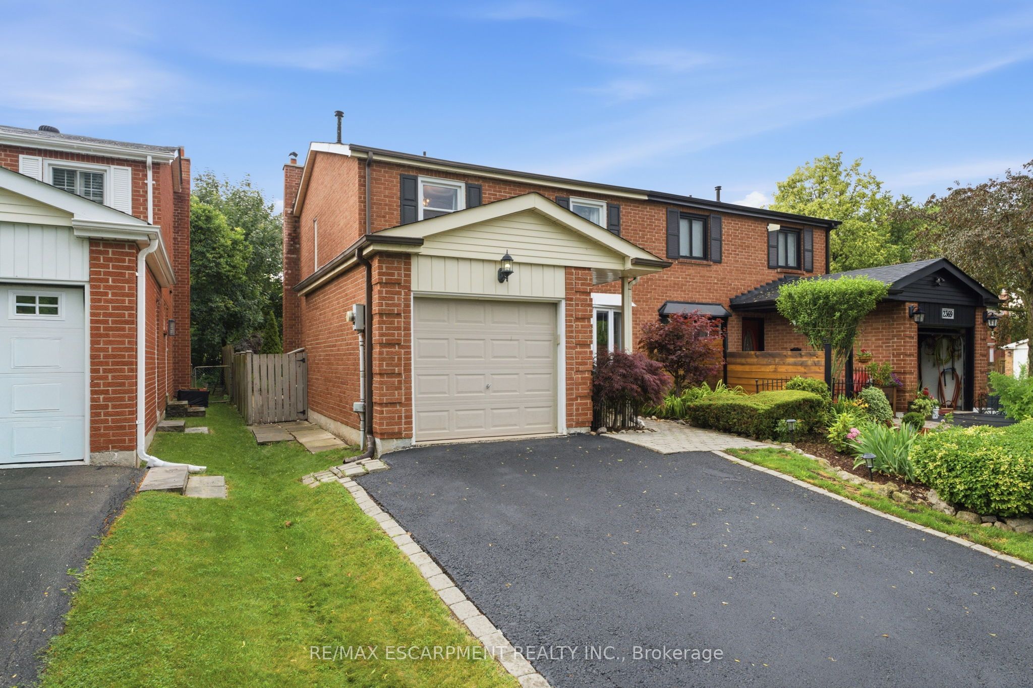 2367 Montgomery Drive, Burlington, ON L7P 4A6 photo 2