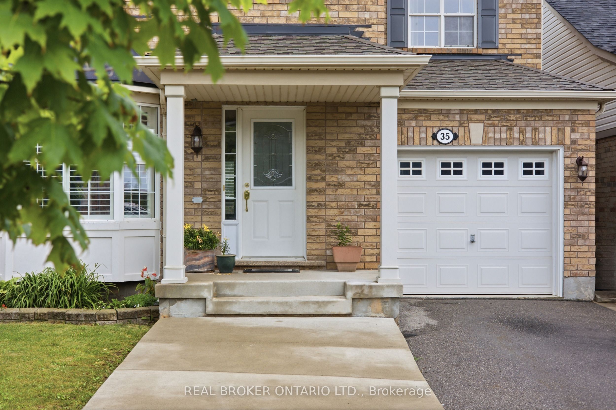 35 Bonavista Drive, Brampton, ON L6X 0N2 photo 2