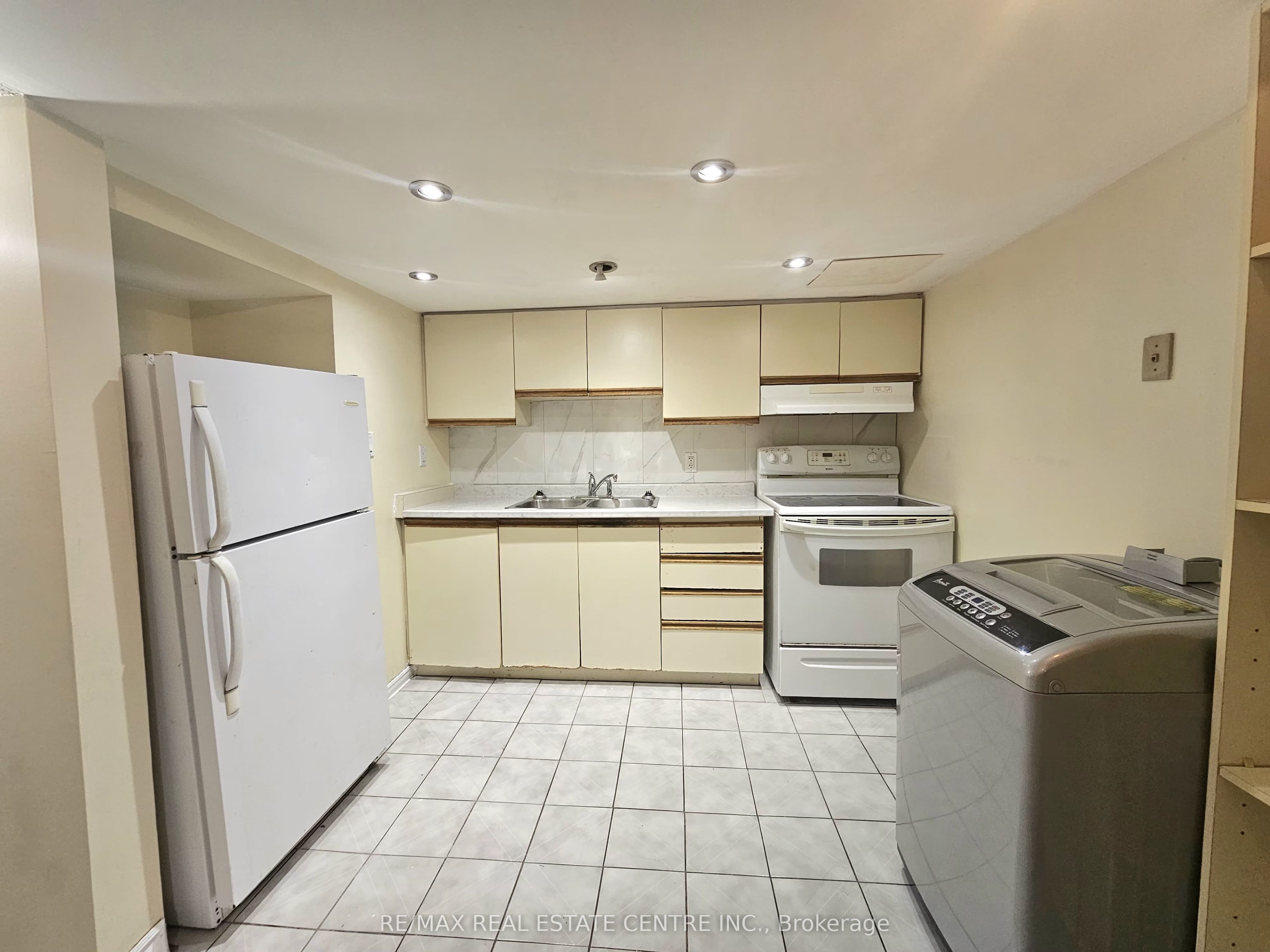 1618 Mistburn Court #2, Mississauga, ON L5M 3X3 photo 2