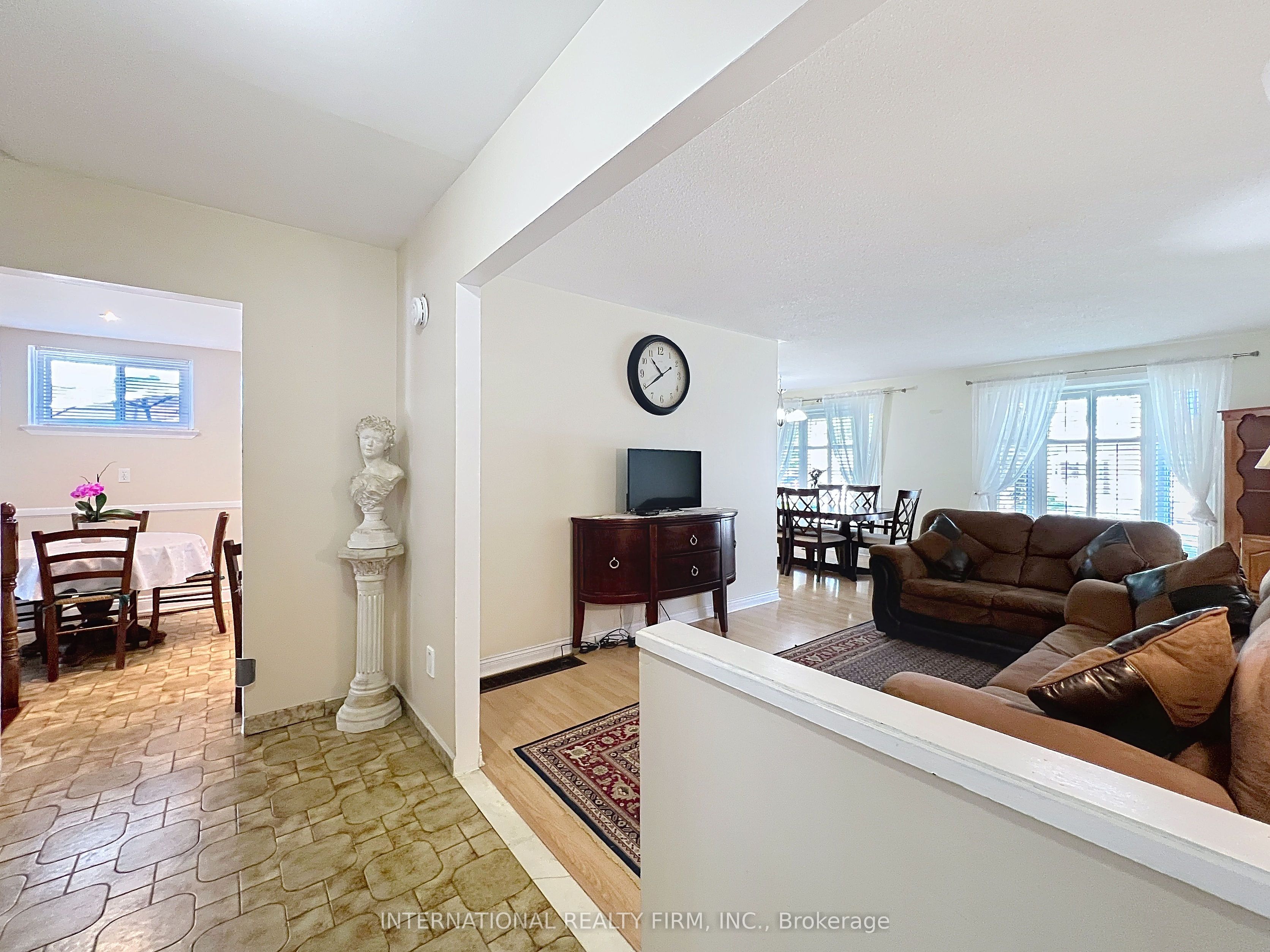 3602 Dunrankin Drive, Mississauga, ON L4T 1V9 photo 3