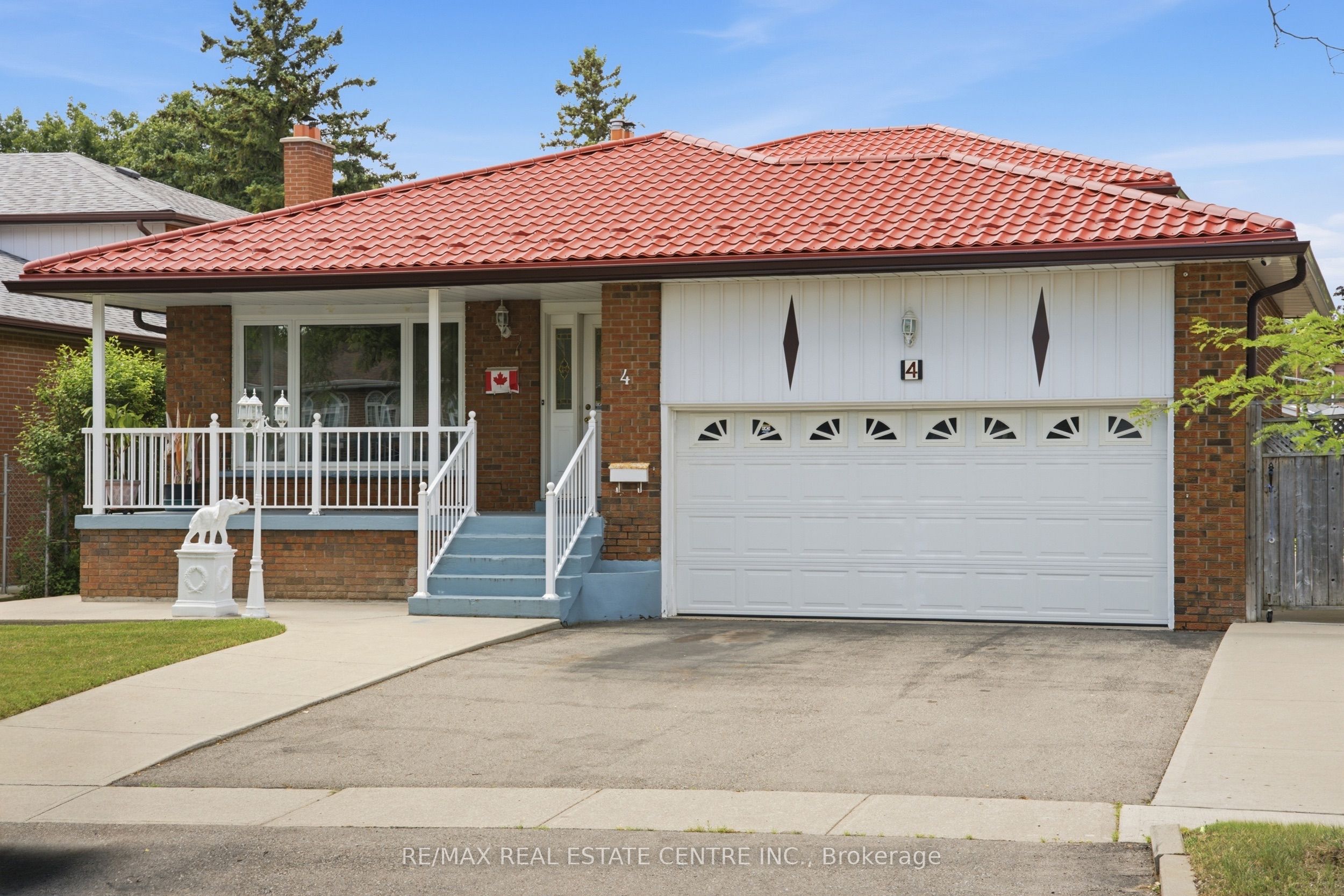 4 Manorcrest Street, Brampton, ON L6S 2W9 photo 2